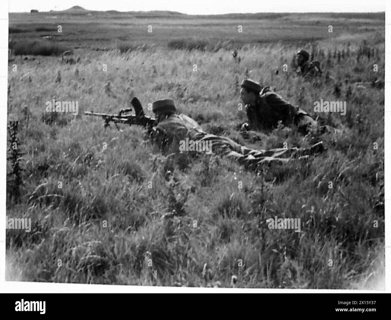 Una squadra di Bren della 1st Polish Independent Parachute Brigade prese posizione e sparò sugli obiettivi durante un'esercitazione di due giorni a Lauder Common, comando scozzese, indossando caschi da bungee. Foto Stock