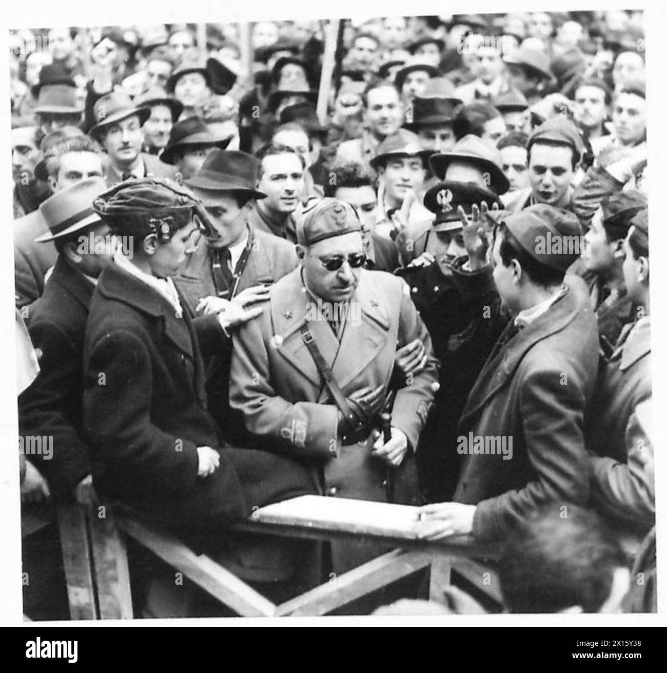 Il generale di brigata Vittore marchi, professore di filosofia all'Università di Roma, ferito e accecato durante la grande Guerra 1914-1918, partecipa ad un incontro politico a Napoli sotto osservazione dell'esercito britannico. Foto Stock