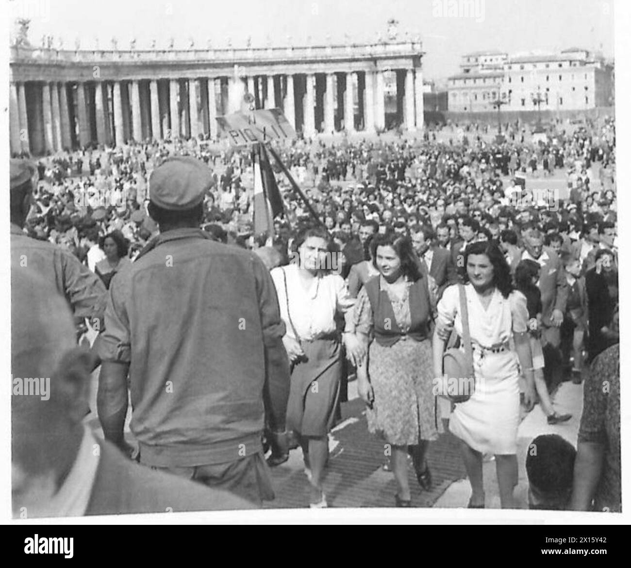 La folla si riunisce in Piazza San Pietro a città del Vaticano per ascoltare il Papa durante la presenza dell'esercito britannico in Nord Africa, Sicilia, Italia, Balcani e Austria dal 1942 al 1946 Foto Stock
