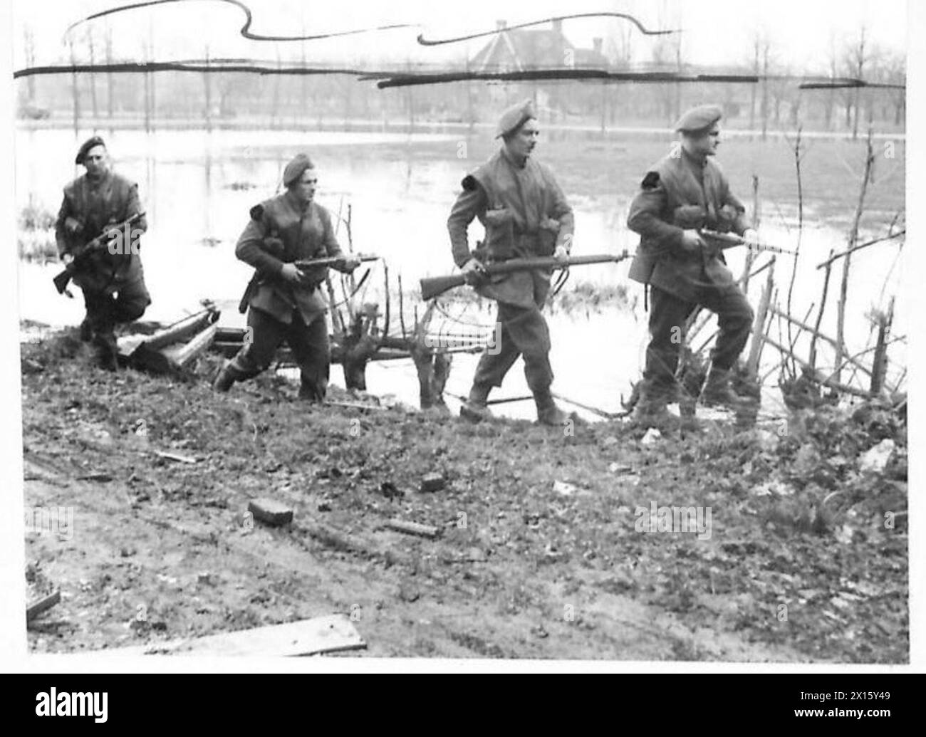 "Le truppe Koyli dell'esercito britannico, 21st Army Group, sono di pattuglia nel villaggio di Elst, posizionate in prima linea durante le operazioni nella seconda guerra mondiale." Foto Stock