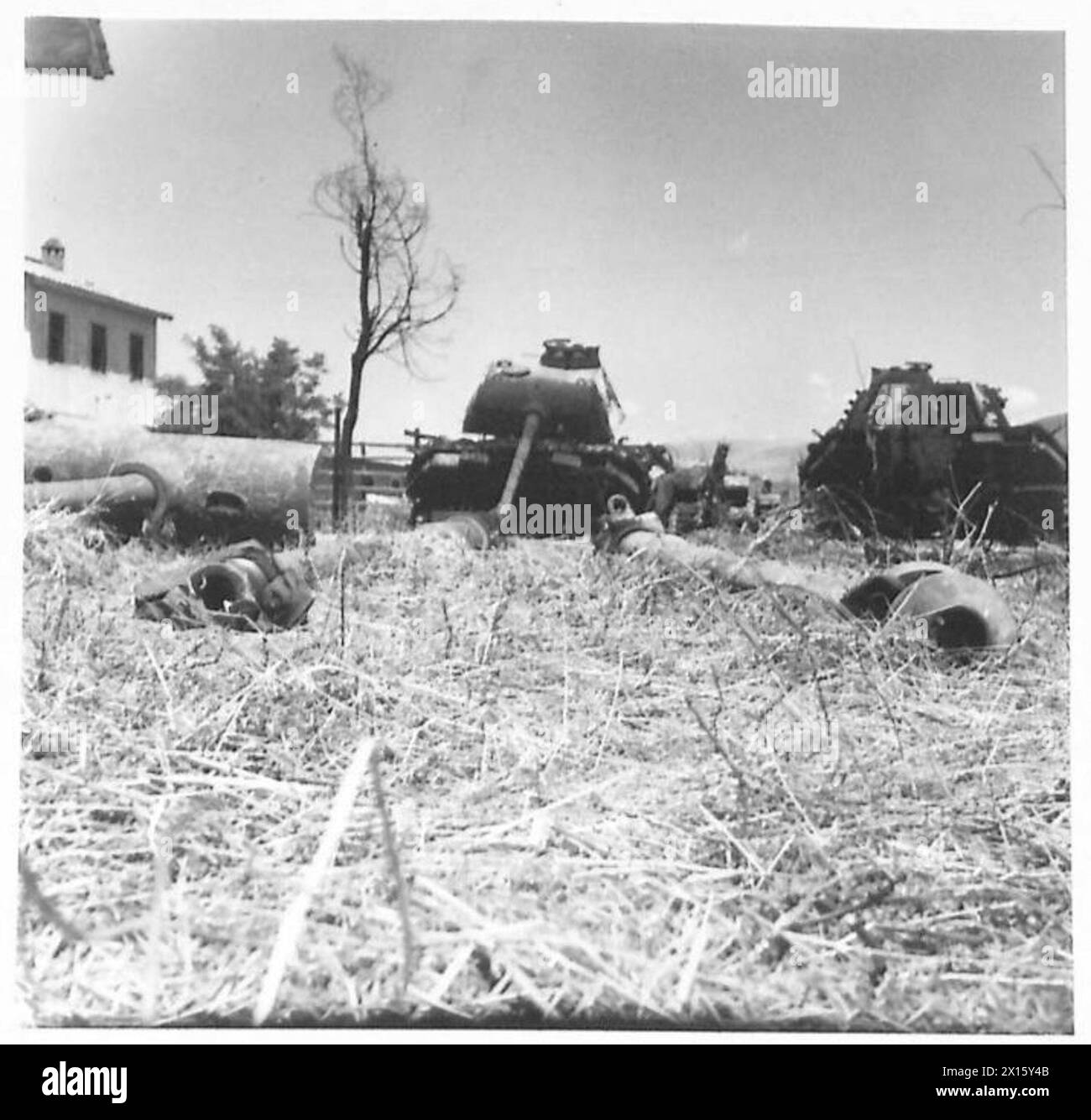 Una discarica di equipaggiamento nemico, tra cui due carri armati Mark V Panther, un cannone SP e canne di riserva, è mostrata sulla Route 4, 25 km a nord di Roma durante le operazioni dell'esercito britannico 1942-1946. Foto Stock