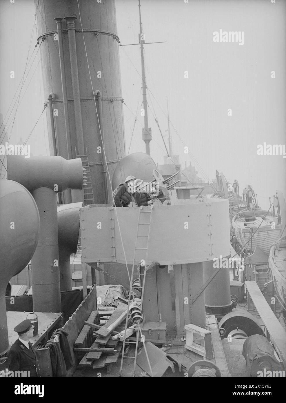 Il 7 maggio 1942, un equipaggio di cannoni Twin Hotchkiss è alle stazioni d'azione della nave SS Scythia a Liverpool, preparandosi al fuoco. Foto Stock