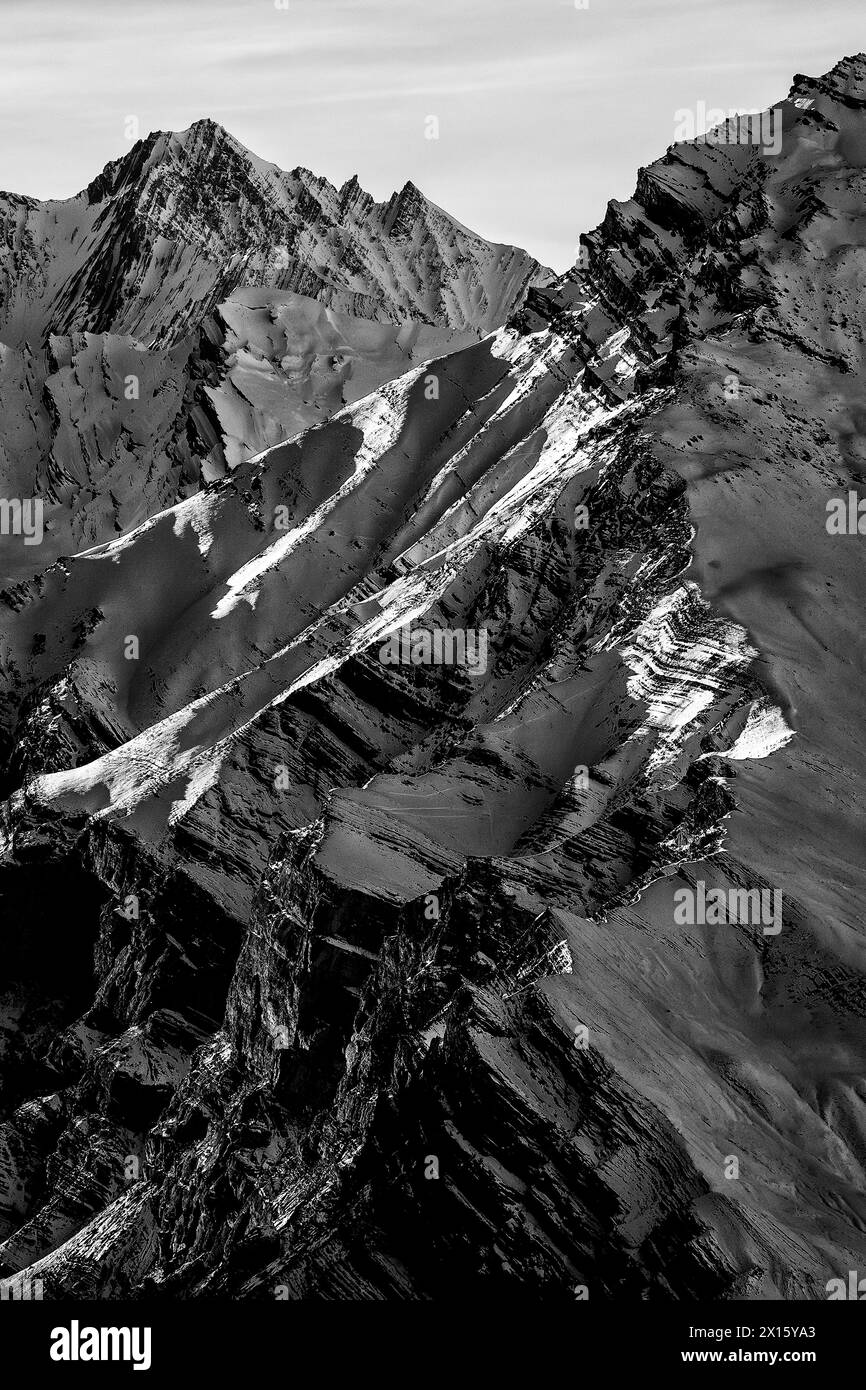 Himalaya: Splendida immagine paesaggistica delle montagne più alte del mondo coperte dalla neve, la valle di Spiti, India. Foto Stock