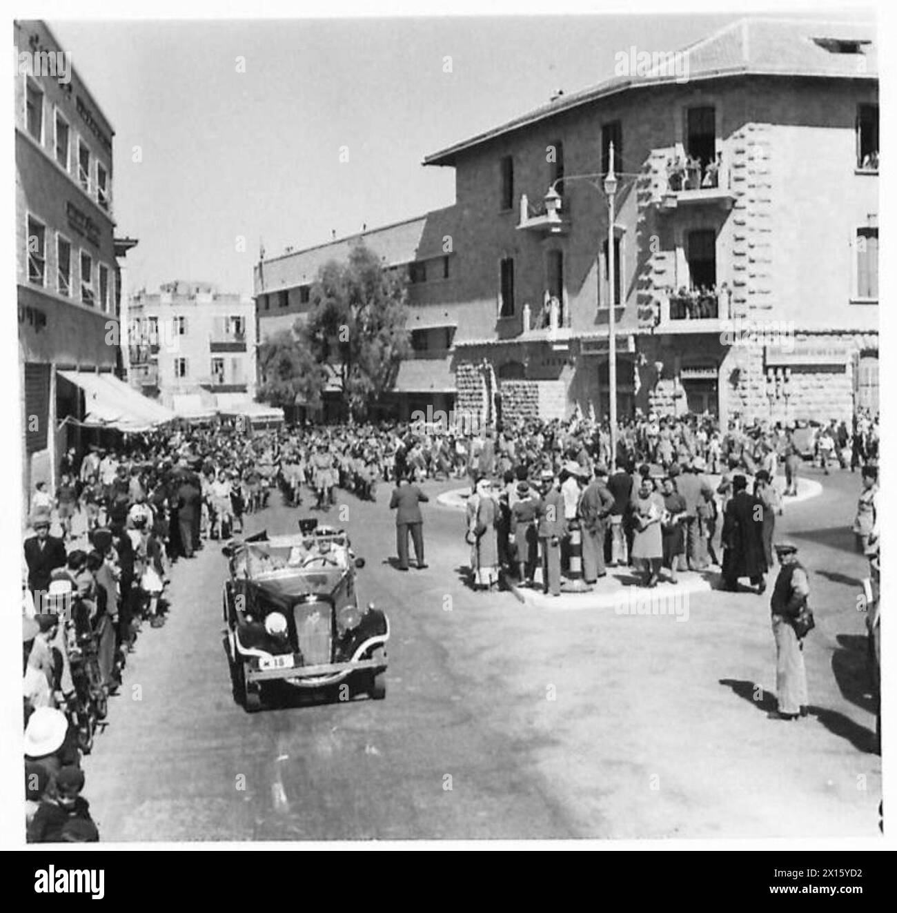 La folla si riunisce ad un incrocio a Gerusalemme per vedere la band durante la campagna di reclutamento della nuova Zelanda, sostenuta dall'esercito britannico. Foto Stock
