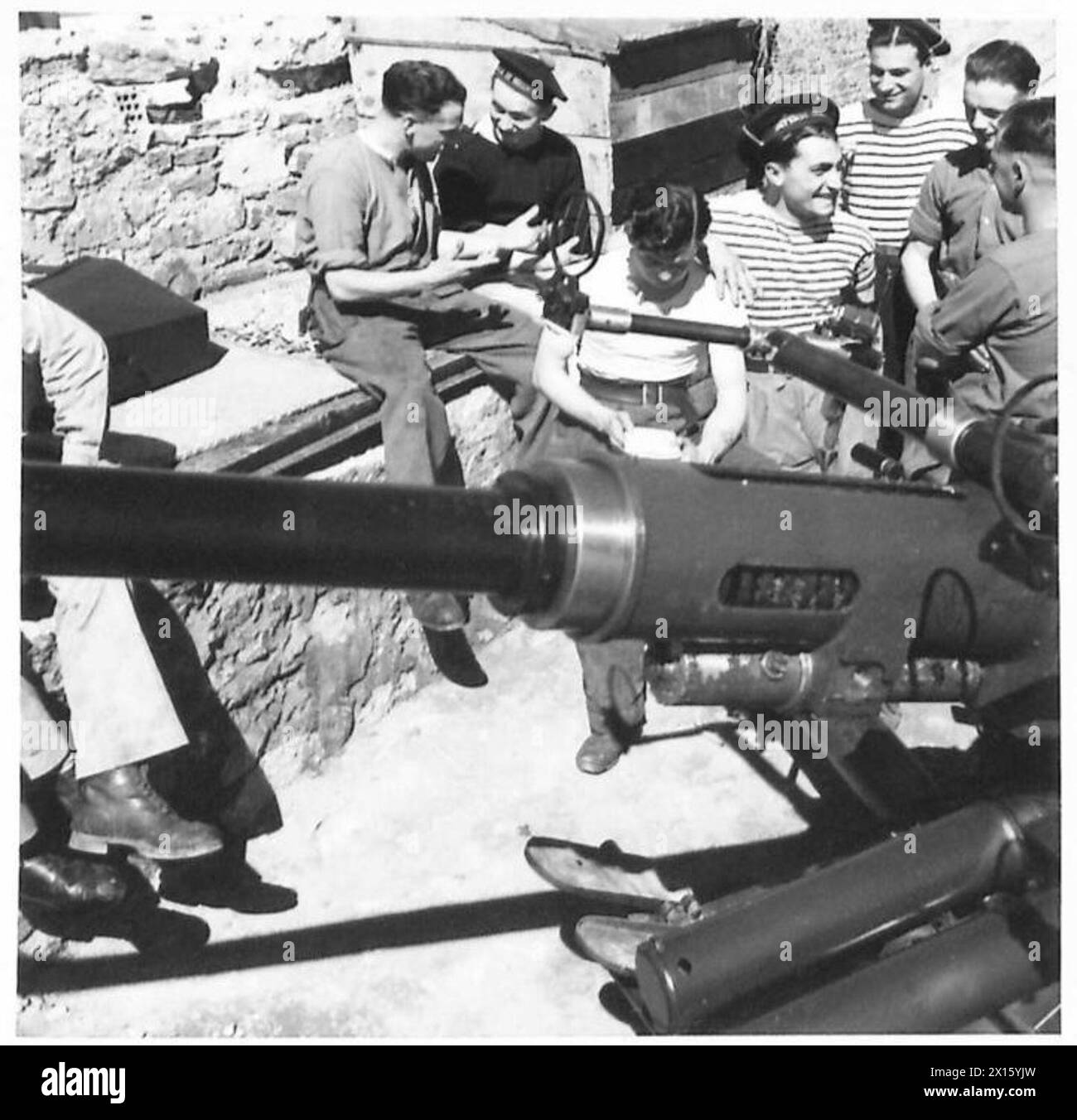 I cannoni britannici, americani e francesi conversano durante una pausa nelle operazioni accanto a un cannone Bofors in un forte Foto Stock