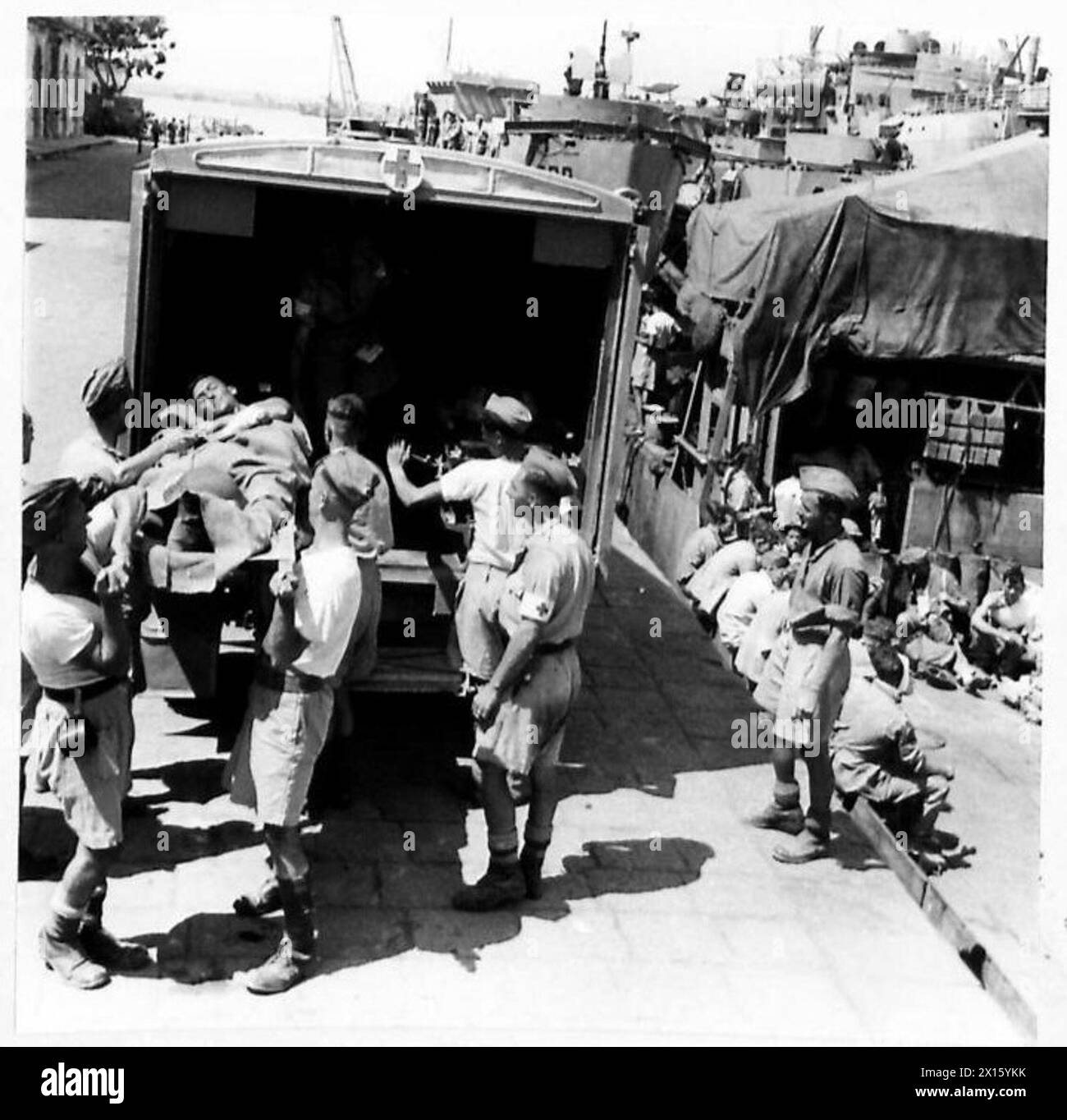 Le truppe alleate ferite vengono scaricate dalle ambulanze sul molo di Siracusa dall'evacuazione in avanti. Foto Stock