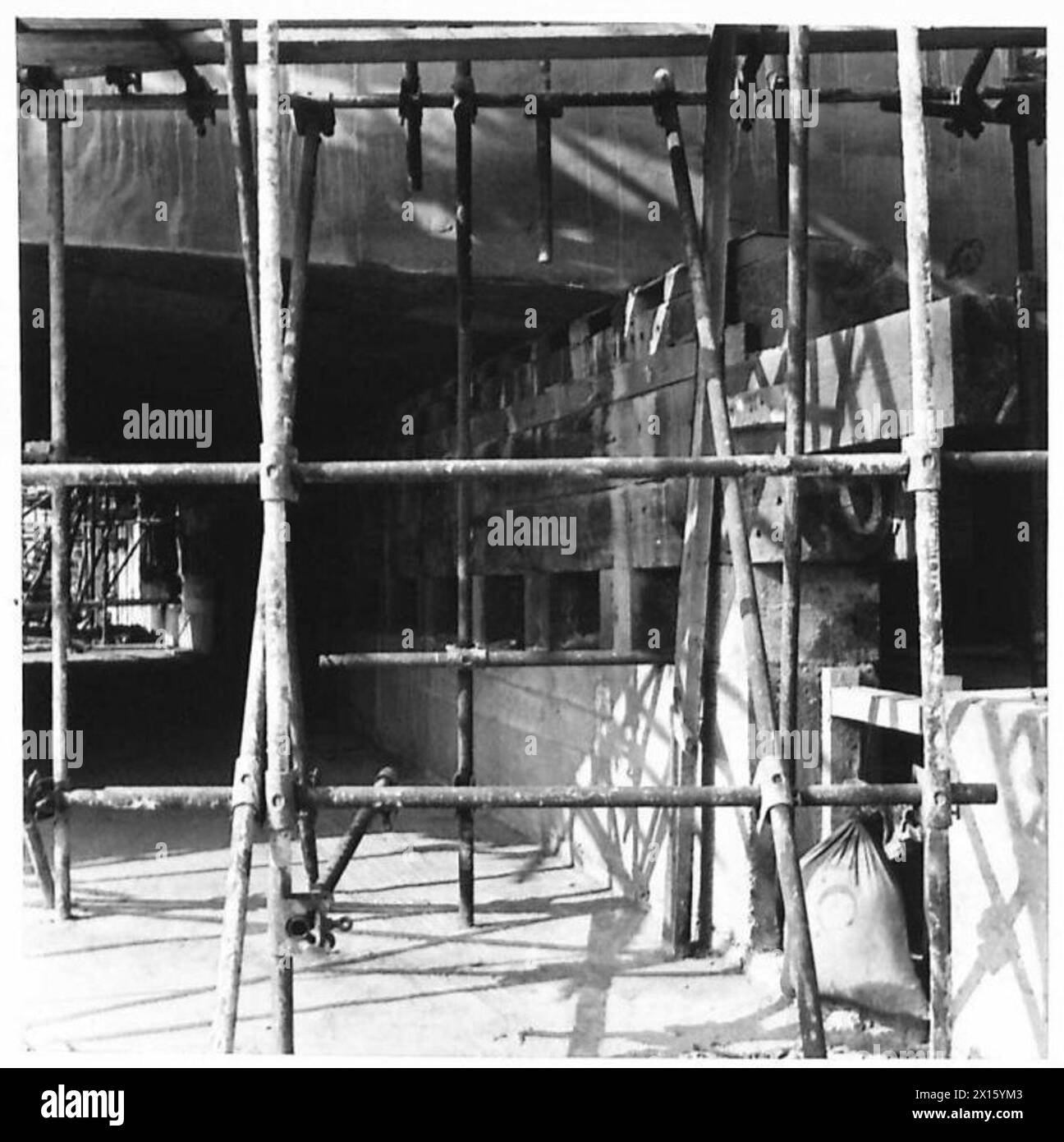 La British Army Pontoon Unit No.1 esegue un incarico speciale, costruendo un muro con imballaggio in legno per supportare le operazioni ingegneristiche. Foto Stock