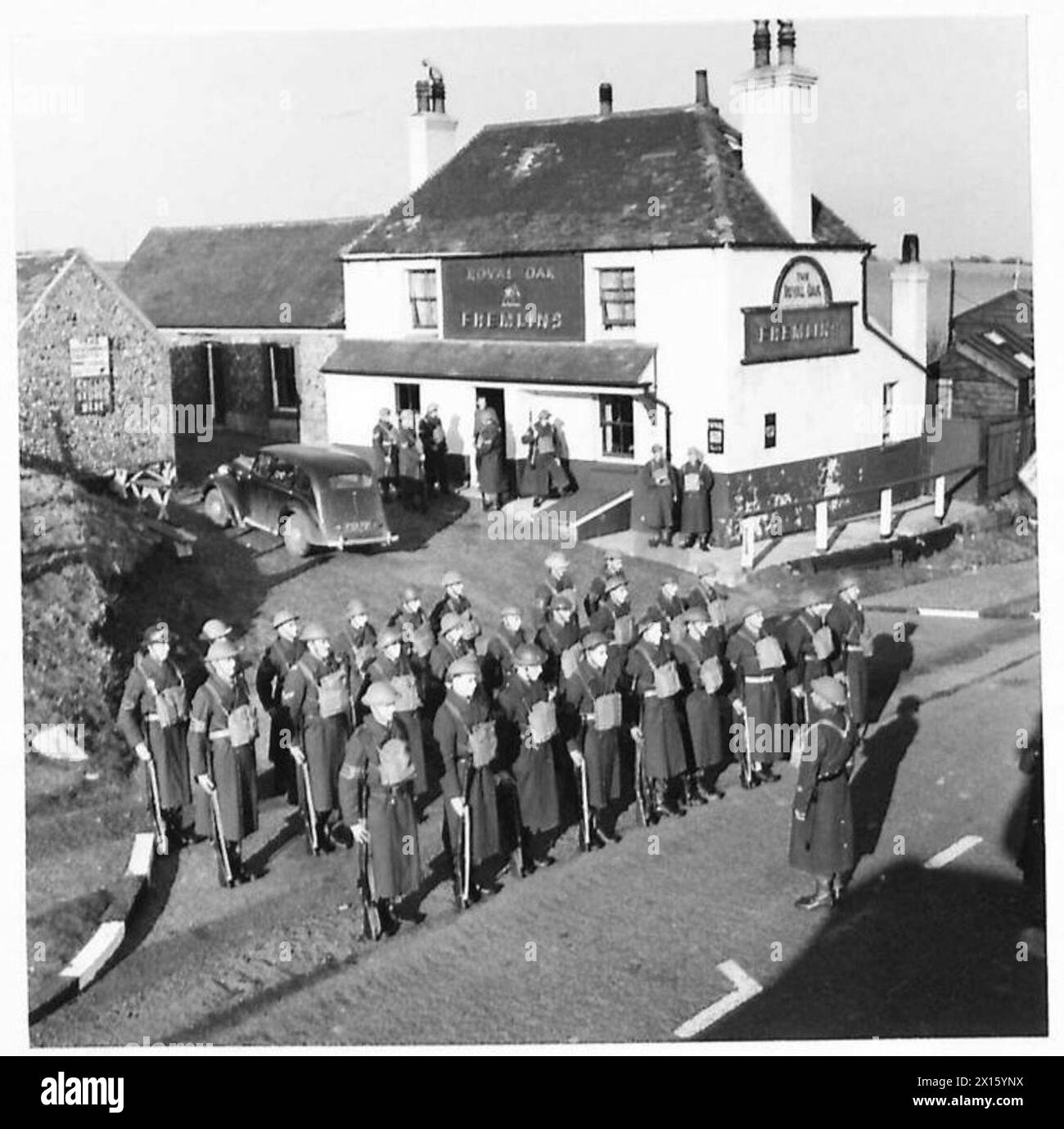 Un'unità locale della Guardia interna si riunisce domenica mattina per esercitazioni sotto la supervisione dell'esercito britannico. Foto Stock