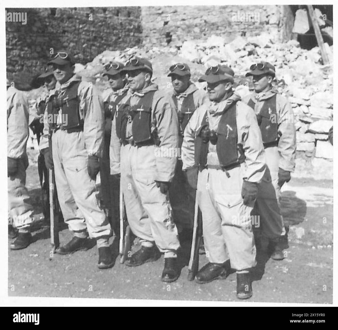 L'ESERCITO POLACCO NELLA CAMPAGNA ITALIANA, 1943-1945 - un'unità d'assalto del 3° Battaglione, 1° Brigata fucilieri (3° Divisione fucilieri Carpazi, 2° corpo polacco) pronta a partire per una pattuglia, 28/29 marzo 1944.tutte le truppe indossano uniformi da guerra di montagna dell'esercito britannico con Skeleton Assault Jerkins e sono armate con due granate n. 36 e Lee Enfield n. 4 Mk1 fucili Polish Army, Polish Armed Forces in the West, Polish Corps, II, Polish Armed Forces in the West, Carpathian Rifles Divisior, 3, forze armate polacche in Occidente, fucili dei Carpazi Bde, 1, 8a Armata Foto Stock