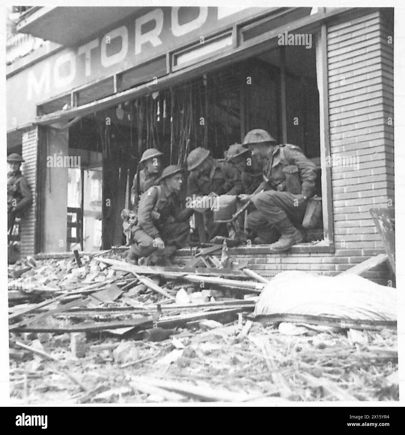 STREET FIGHTING AD ARNHEM - gli ufficiali del 2nd Battalion Essex Regiment studiano la mappa in un negozio bombardato British Army, 21st Army Group Foto Stock