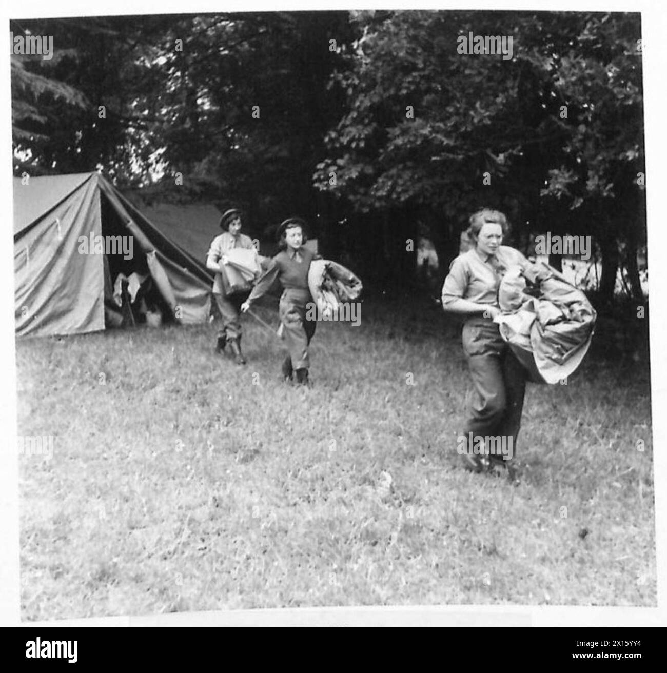 Le donne delle Allied Expeditionary Forces dormono in trincee all'aperto per proteggersi dai bombardamenti, trasportando coperte alle loro posizioni dormienti, British Army, 21st Army Group. Foto Stock