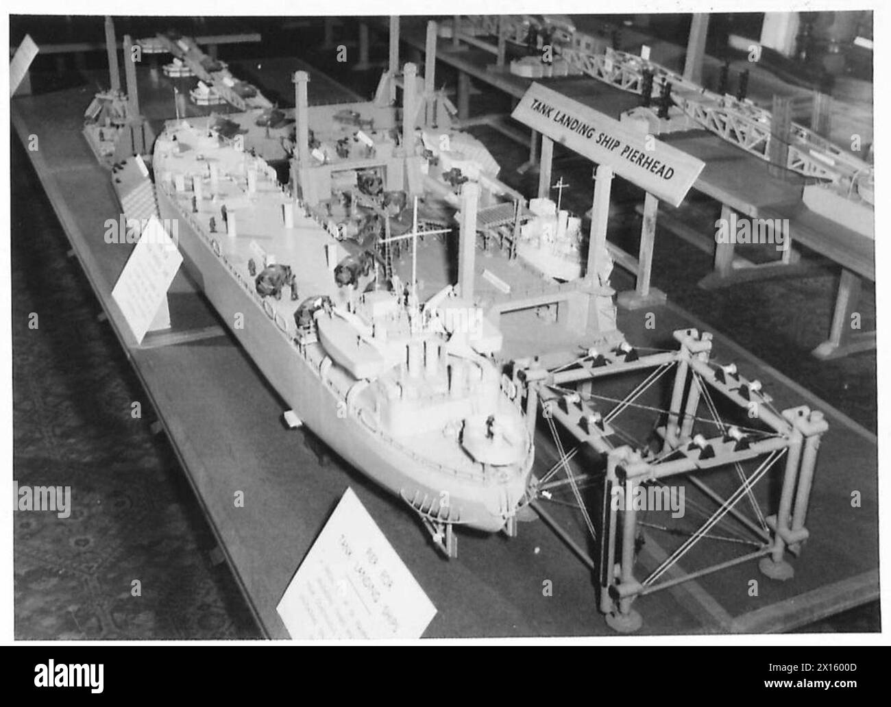 Nave da sbarco ormeggiata alla testa del molo, esposta come parte della mostra Mulberry a Londra. Foto Stock