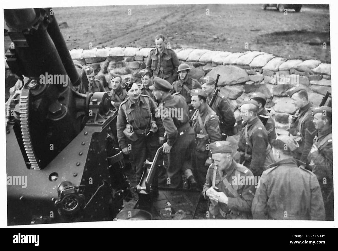 Le truppe britanniche e canadesi gestiscono una batteria antiaerea fuori Reykjavik sotto la supervisione dell'esercito britannico. Foto Stock