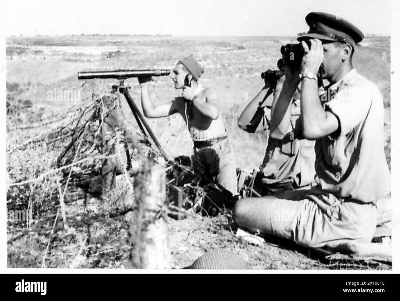 Un posto di osservazione in avanti su un'altura vicino a Gornalunga, in Sicilia, consente a un ufficiale di osservare i movimenti nemici, determinare obiettivi e comunicare le coordinate al posto di comando tramite un segnalatore. Foto Stock