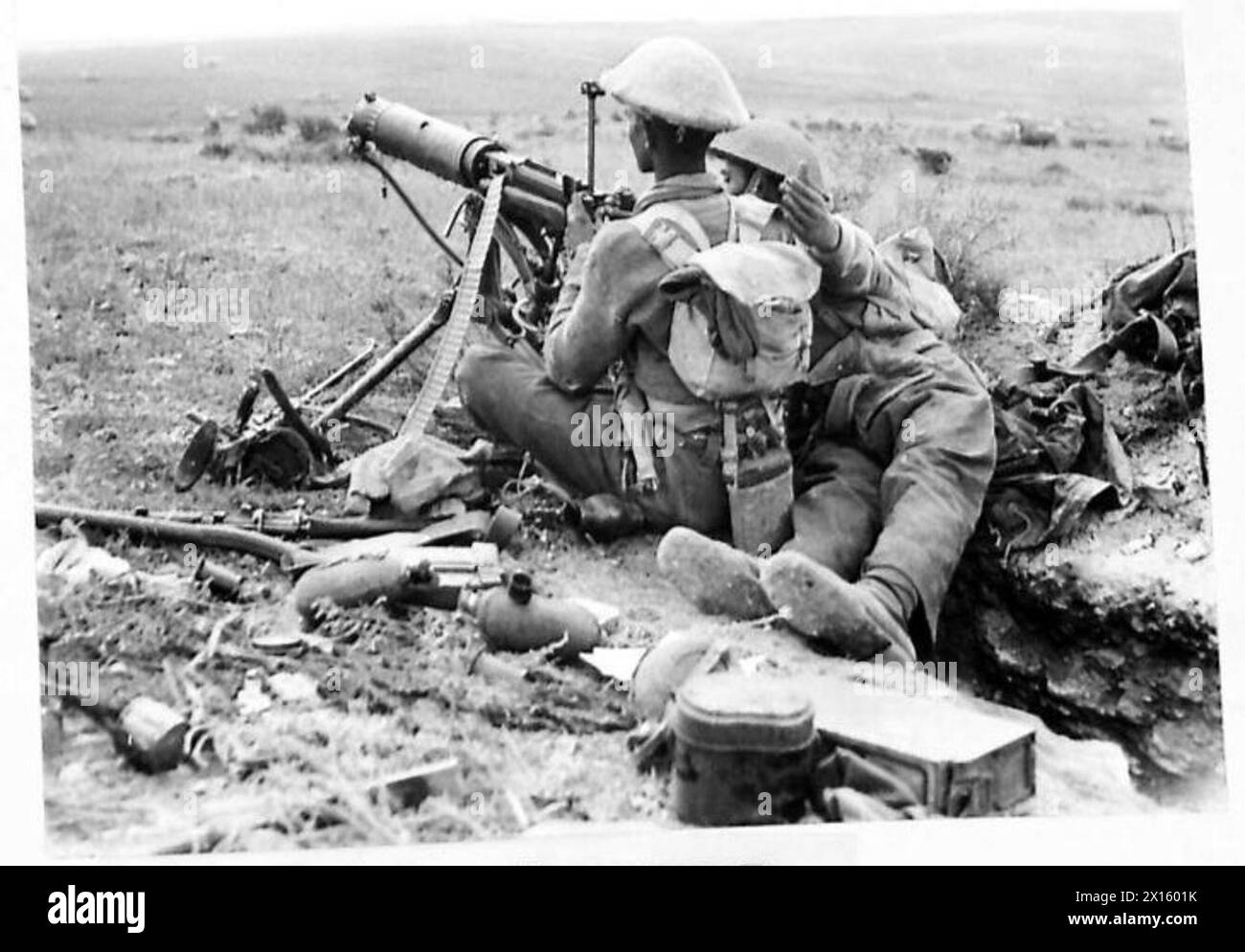 Le mitragliatrici indiane gestiscono la Vickers MGS in posizioni ex nemiche durante le fasi finali prima della cattura di Tunisi. Foto Stock