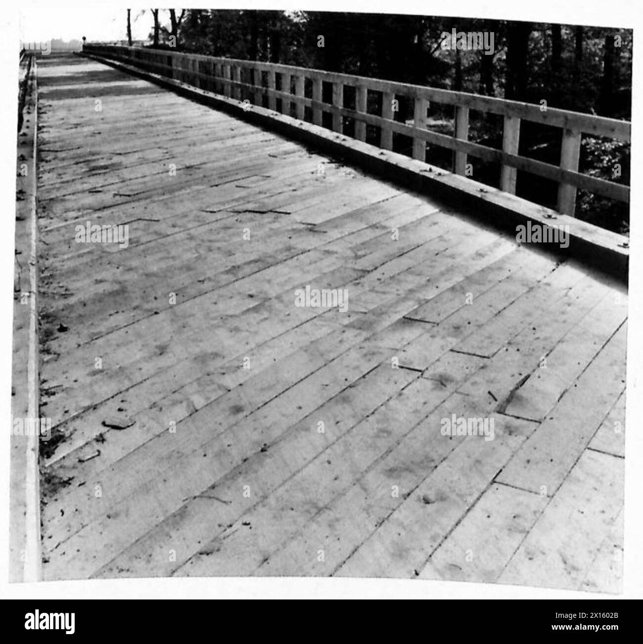 Le unità dei Royal Engineers, supervisionate da ufficiali canadesi, costruiscono un pesante ponte improvvisato in legno a White Myre Camp, Forres, in grado di sostenere un carro armato Churchill su un carro armato. Foto Stock