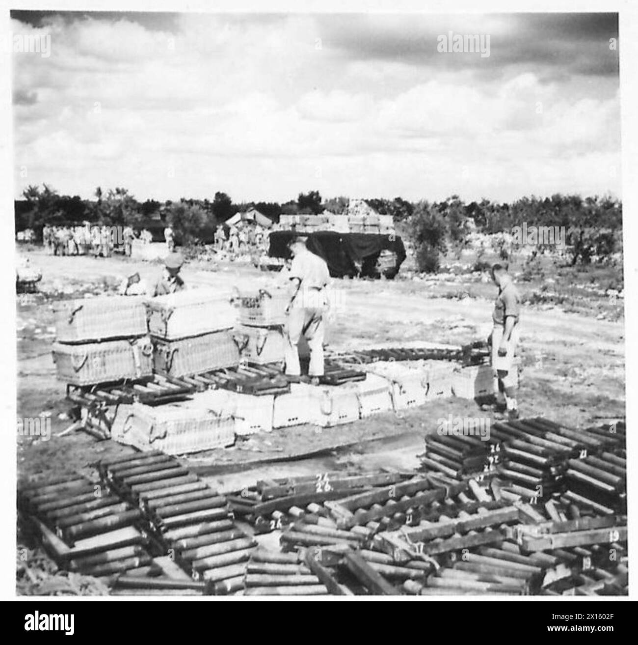 I paracadutisti sono addestrati utilizzando un set di rulli a nove sezioni progettato per adattarsi a un aereo Douglas C.47. Il gruppo di rulli curva all'estremità destra per allinearsi con lo sportello laterale della porta posteriore. Gli alloggiamenti laterali sono usati per far cadere rifornimenti di qualsiasi peso da un equipaggio di quattro uomini della R.A.S.C. Il personale dell'immagine ha completato oltre 35 missioni di rifornimento, principalmente nei Balcani, in una base di rifornimento aereo britannica-americana. Foto Stock