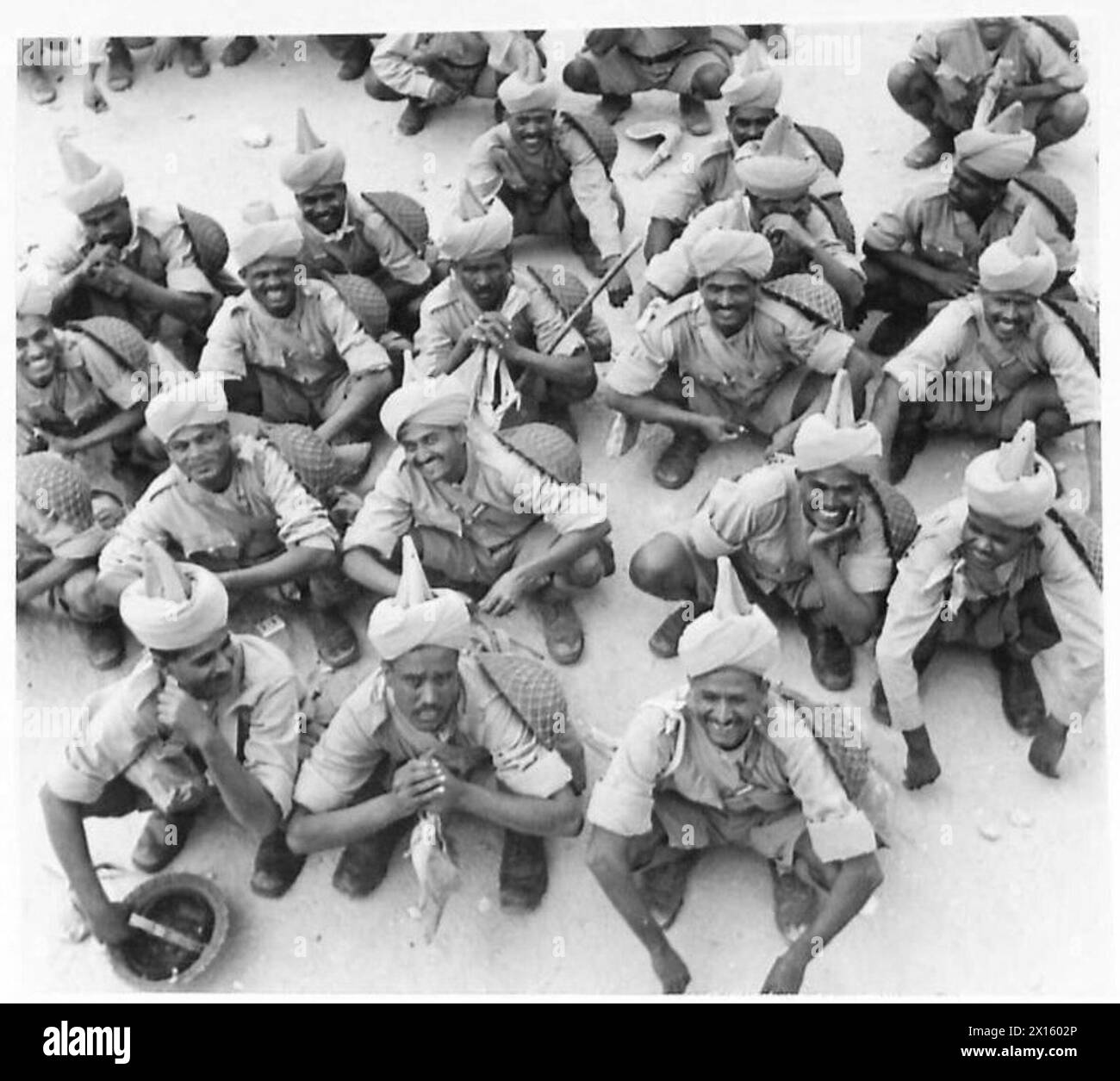 Le truppe indiane si riposano durante una marcia nel deserto occidentale, mantenendo la prontezza e osservando la disciplina militare. Foto Stock