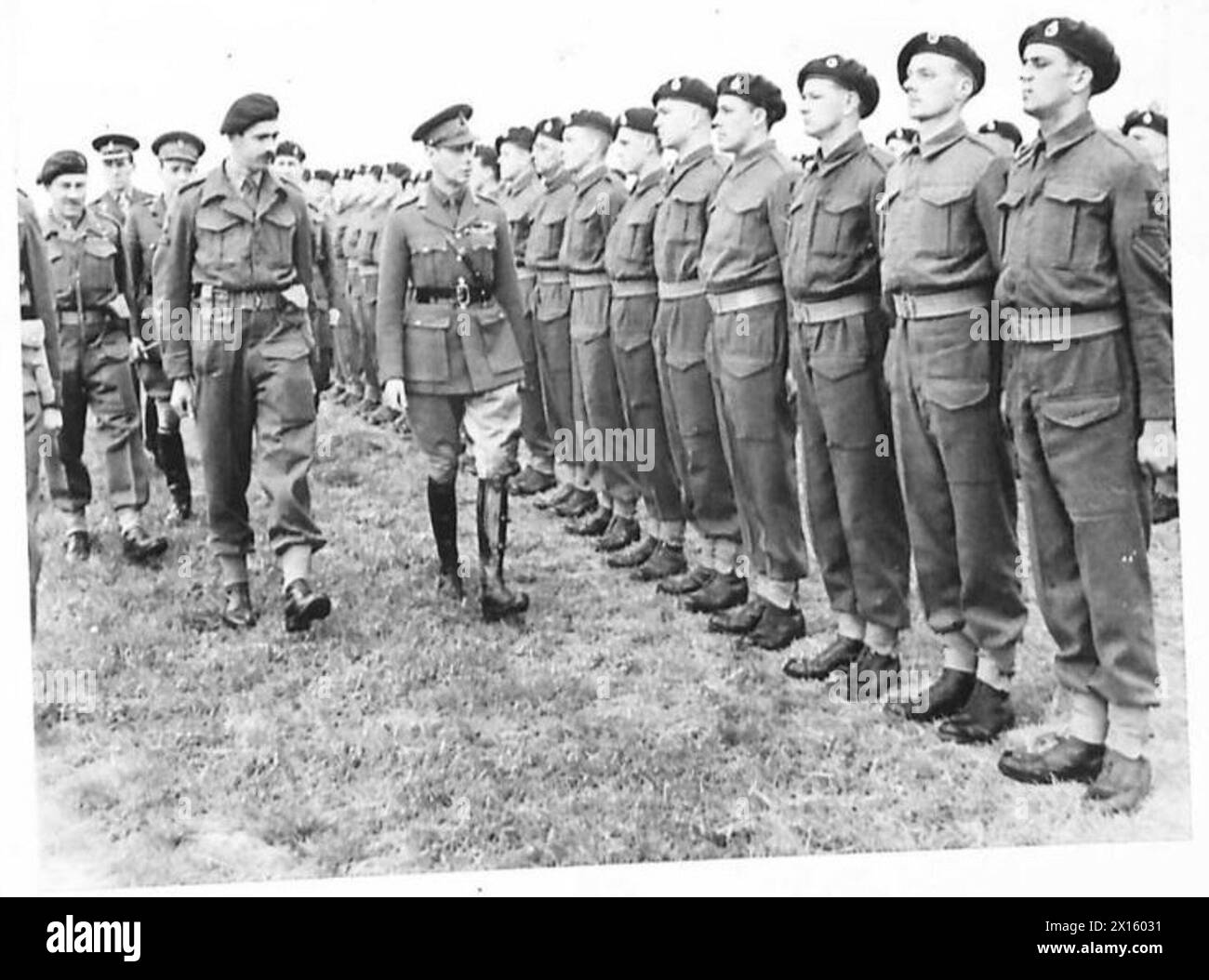 Sua Maestà il Re ispeziona le truppe di una Divisione aviotrasportata dell'esercito britannico durante le esercitazioni di preparazione operativa. Foto Stock