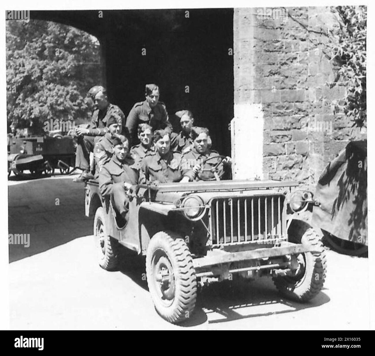 Uomini di Huddersfield da un battaglione locale a bordo di una Jeep americana durante le attività di trasporto dell'esercito britannico. Foto Stock