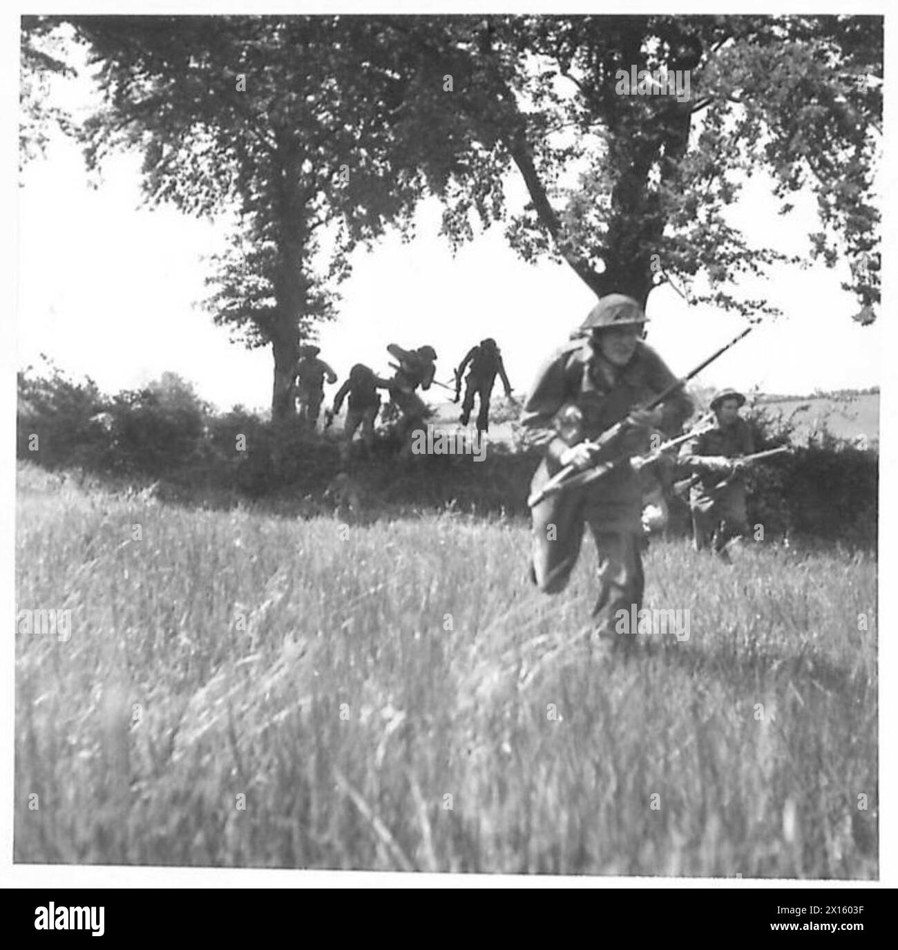 GLI UFFICIALI DELL'ESERCITO AMERICANO VENGONO ADDESTRATI A SCUOLA DI BATTAGLIA - correndo all'attacco, British Army Foto Stock