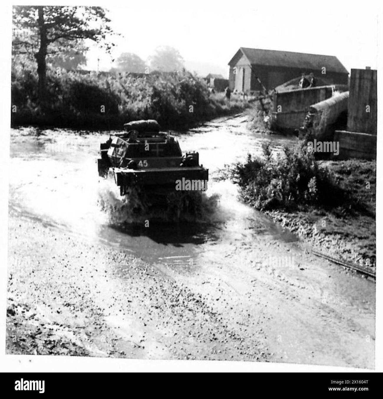 Una scout canadese attraversa un ruscello durante l'esercizio fisico Snaffle vicino a Thetford. Foto Stock