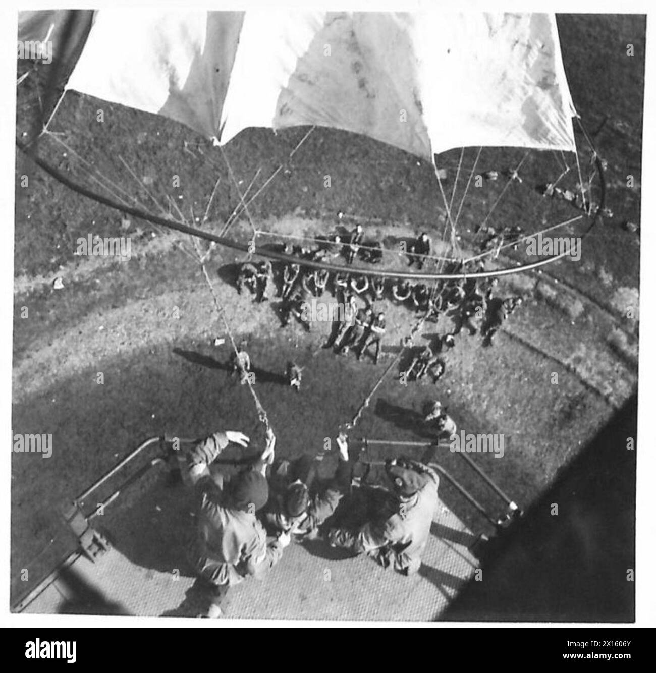 Un tirocinante presso il Parachute Training Depot and School si prepara per un salto controllato dalla torre del paracadute, imparando le procedure aviotrasportate con la supervisione dell'esercito britannico. Foto Stock