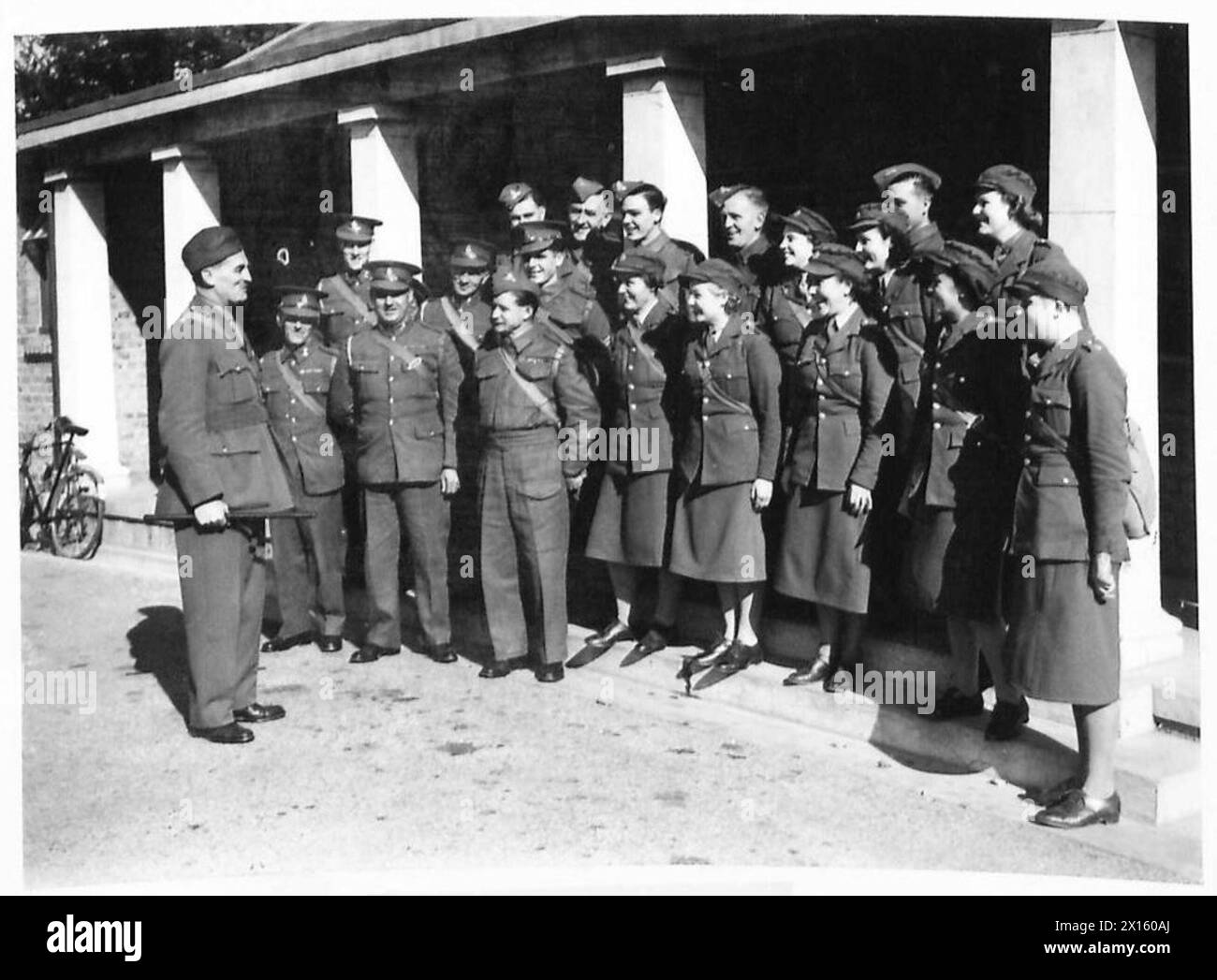 Il personale della School of Gunnery è sottoposto a esercitazioni di addestramento per prepararsi come futuri cannoni d'artiglieria per l'esercito britannico. Foto Stock