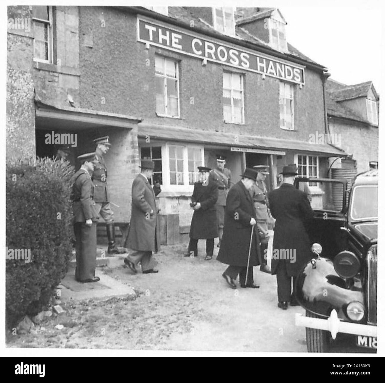 Il primo ministro Winston Churchill trascorre una giornata con l'esercito britannico, lasciando una locanda con l'ambasciatore turco durante una visita mattutina, l'esercito britannico. Foto Stock