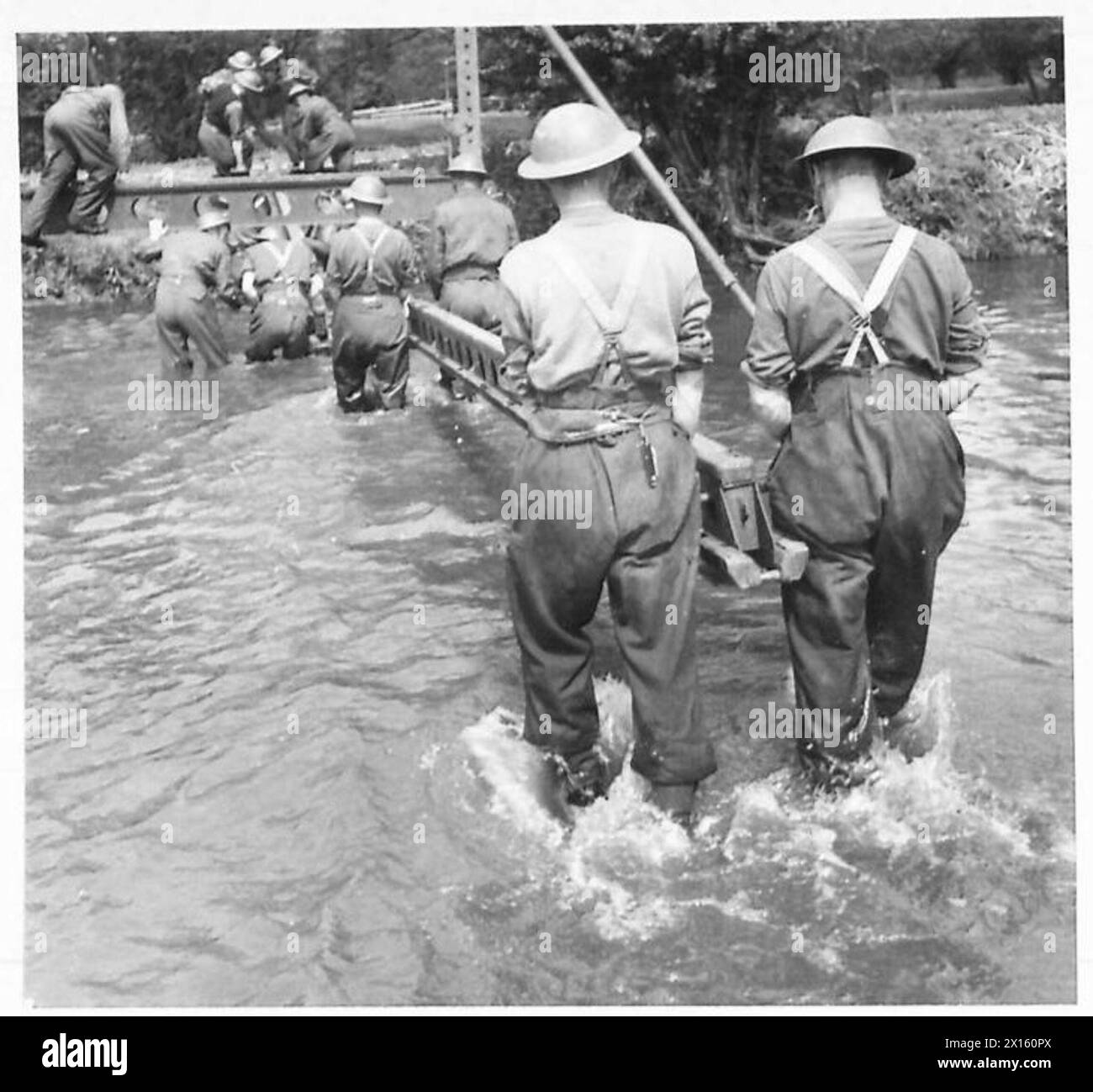 I Royal Engineers costruiscono un ponte temporaneo su un fiume mentre lavorano in acqua senza guadi durante una visita da parte di corrispondenti di guerra scozzesi. Foto Stock