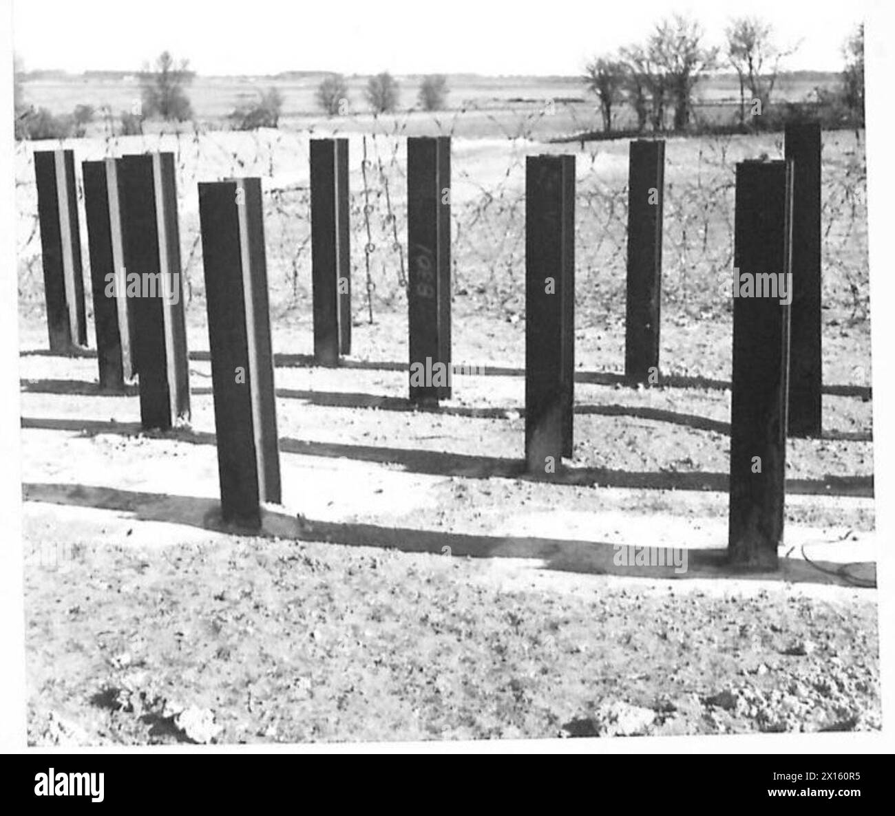 Gli standard di sezione Iron H sono fissati a 90 gradi come parte di un incarico speciale della 79th Armoured Division, British Army. Foto Stock