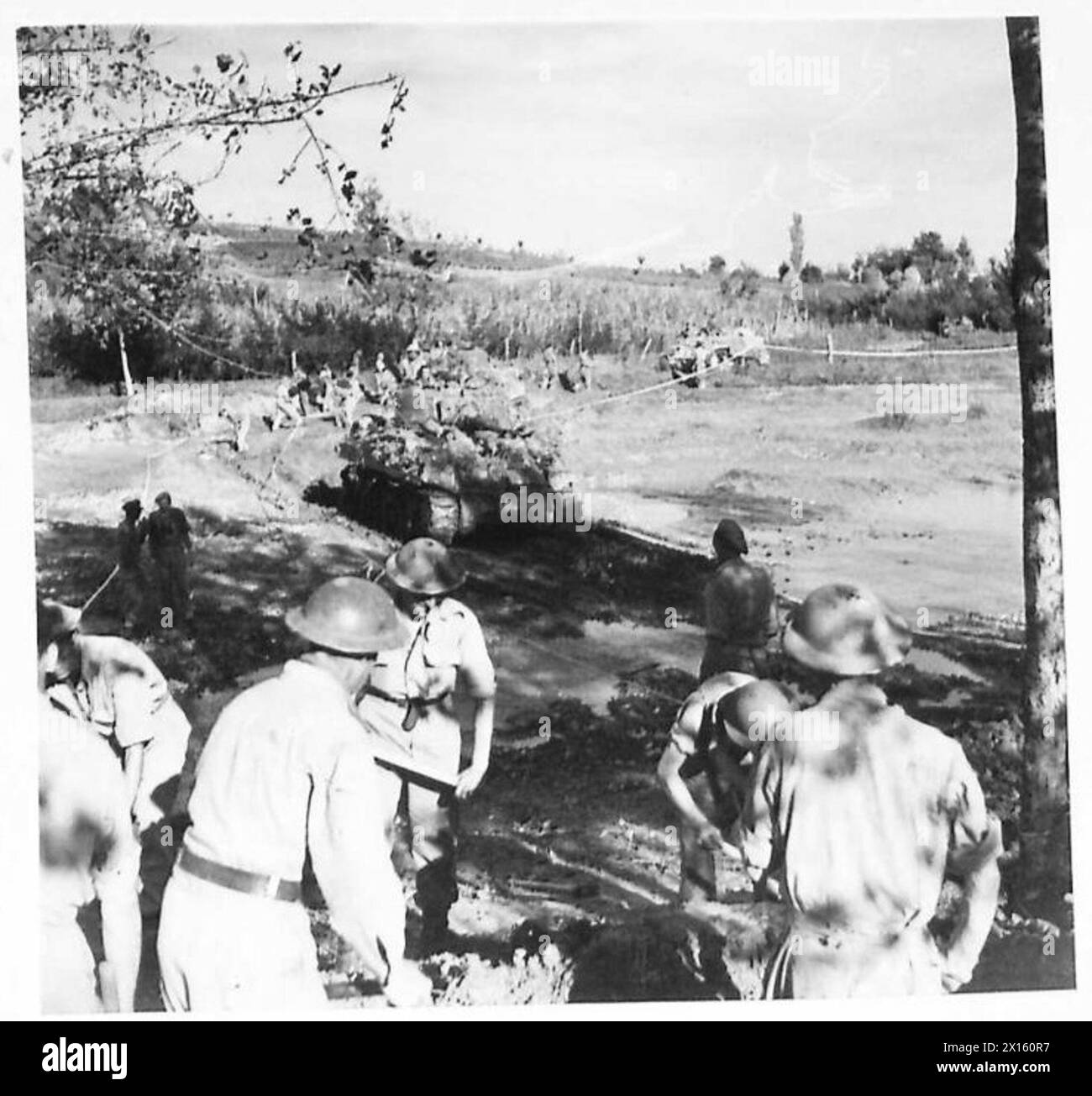 Gli ingegneri livellano le rive del fiume Rubicon per il trasporto mentre i carri armati del 2° R.T.R. attraversano il letto del fiume senza mine in Nord Africa, Sicilia, Italia, Balcani e Austria tra il 1942 e il 1946. Foto Stock