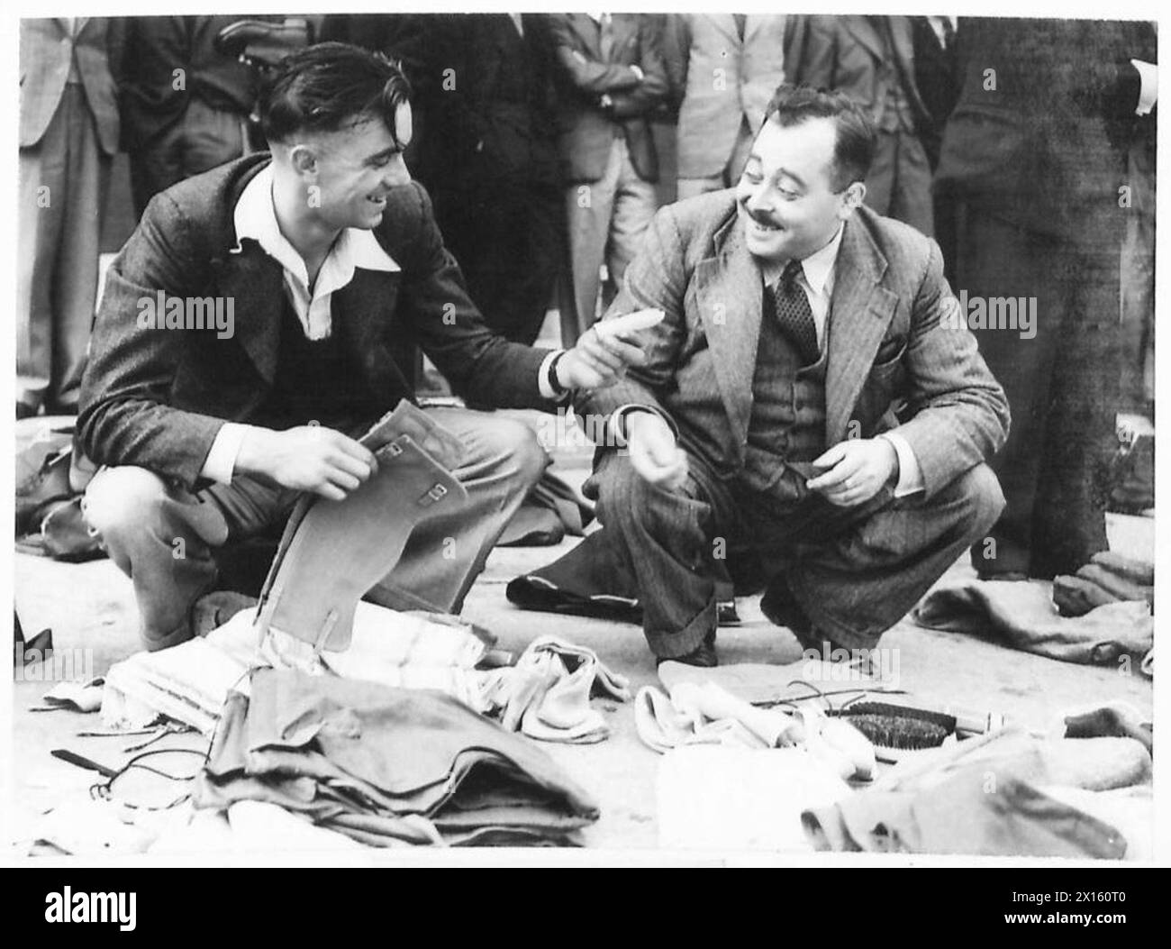 Pte. Langley e una recluta compagna ispezionano il loro equipaggiamento militare durante l'addestramento iniziale nell'esercito britannico. Foto Stock Pte. Langley e una recluta compagna ispezionano il loro equipaggiamento militare durante l'addestramento iniziale nell'esercito britannico. Foto Stock
