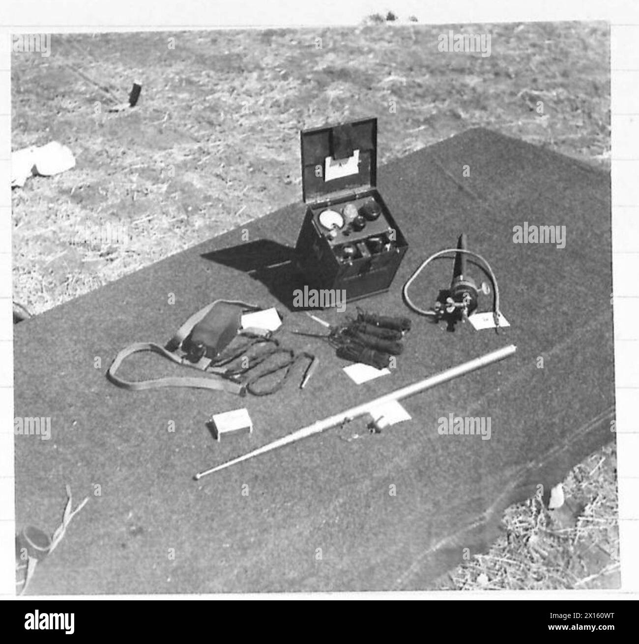 Il faro Crest Beacon A-type radio-Compass utilizzato dal 2nd Independent Parachute Brigade Group include un trasmettitore, una chiave di codice, un contrattacco e componenti aerei, con una portata testata di 50-60 miglia e una portata media di 20-30 miglia. Foto Stock