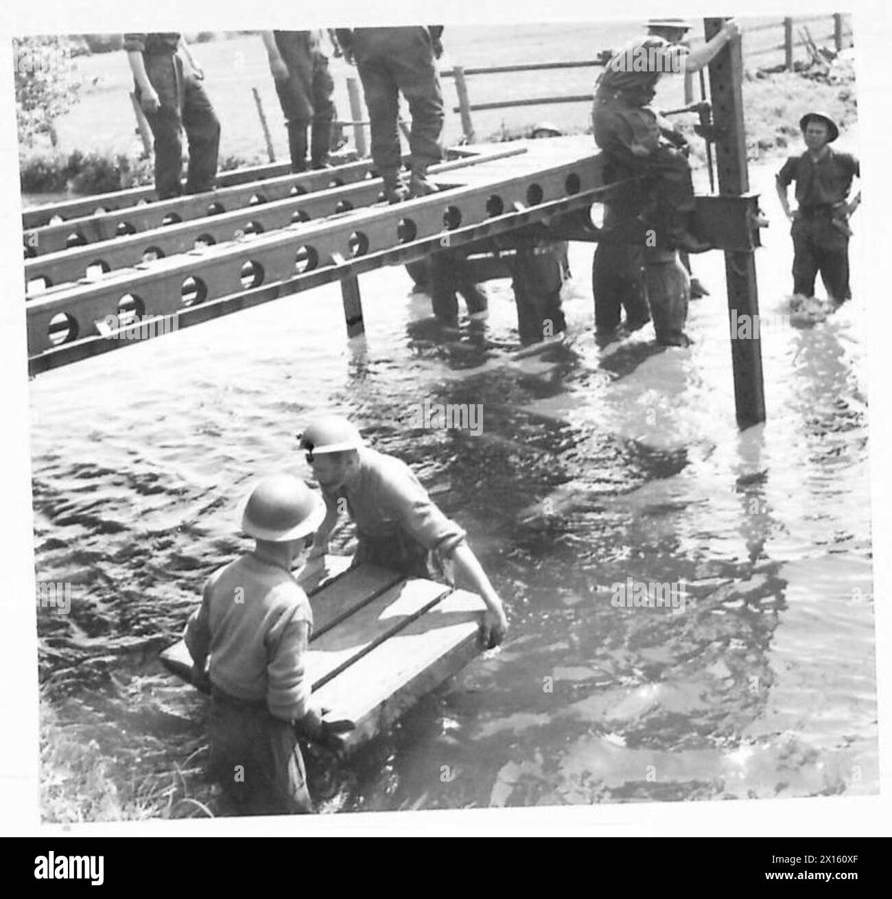 I Royal Engineers costruiscono un ponte temporaneo su un fiume in Scozia, mentre i corrispondenti di guerra scozzesi osservano, lavorando in acqua senza guadi, documentato dall'esercito britannico. Foto Stock