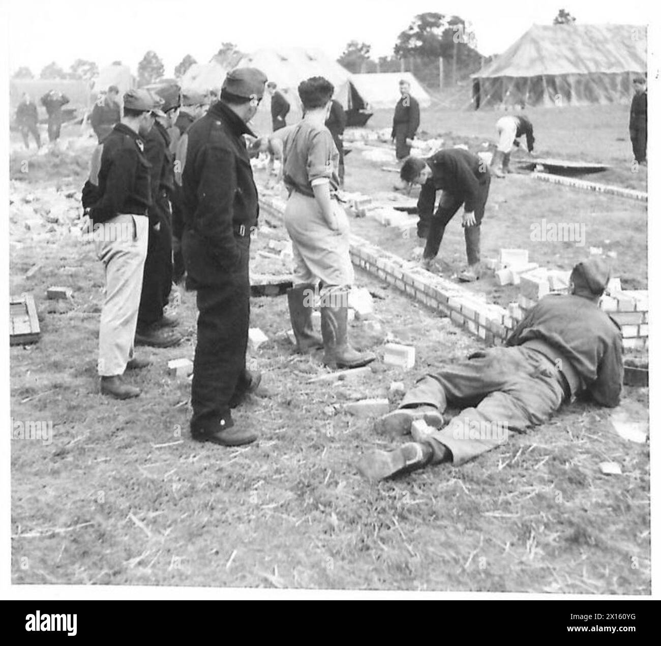 CAMPO DI PRIGIONIA ITALIANO - i prigionieri italiani che aiutano a costruire i loro quartieri invernali, British Army Foto Stock