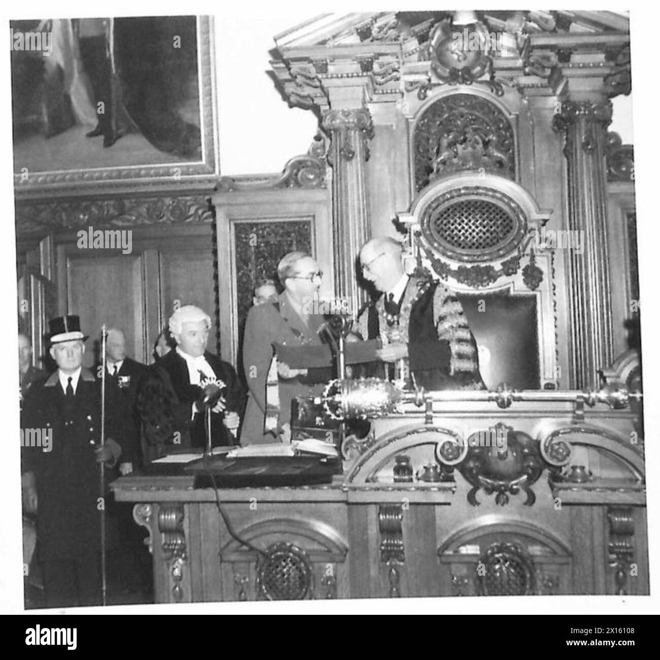 I marescialli Alexander e Brooke visitano l'Irlanda del Nord per partecipare alla presentazione della Freedom of Belfast, accompagnati da personale dell'esercito britannico. Foto Stock