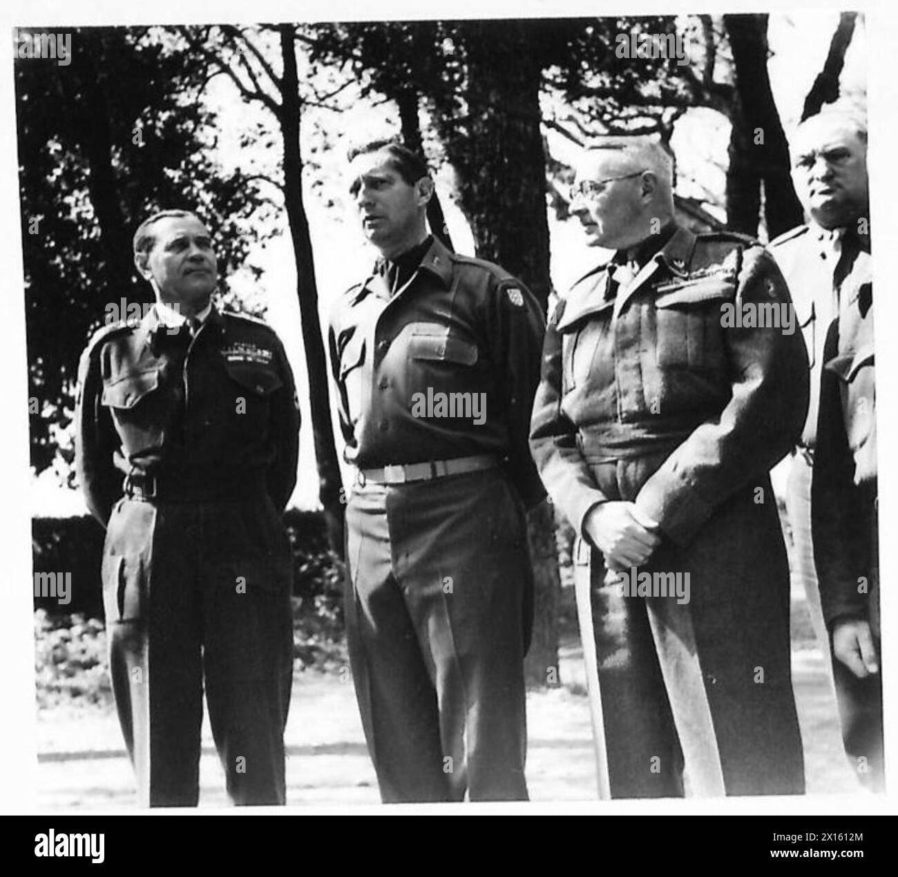 I generali Zygmunt Bohusz-Szyszko, Mark Clark e Roman Odzierzyński si incontrarono presso il quartier generale del 15 gruppo d'Armata a Firenze il 30 marzo 1945 per rivedere il 2° corpo polacco e il 2° gruppo d'artiglieria durante la campagna italiana. Foto Stock