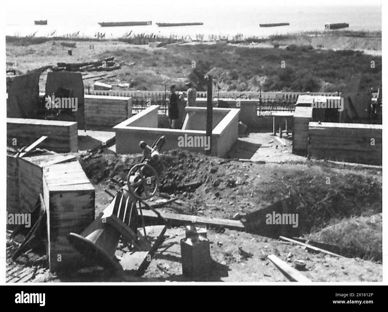 SCENE A LE HAVRE - bombardare le difese costiere tedesche sul fronte mare, le Havre British Army, 21st Army Group Foto Stock