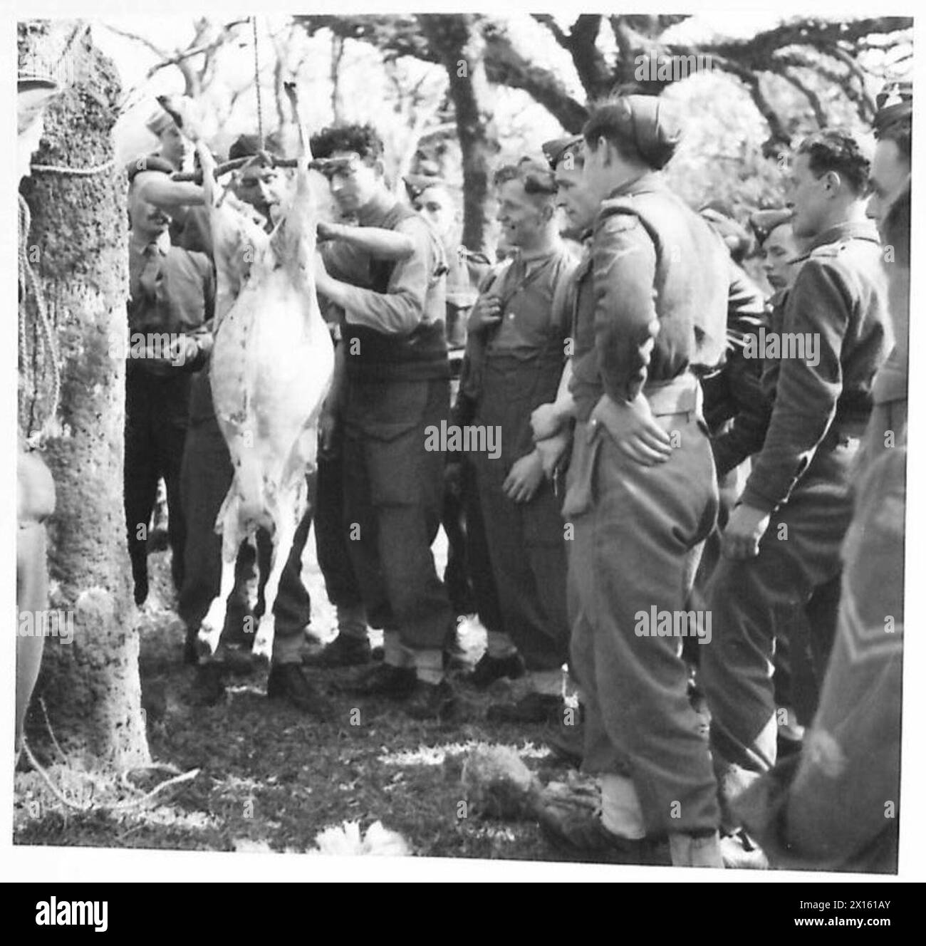 I soldati portano razioni limitate e imparano a cacciare e preparare il proprio cibo mentre sono sul campo. Foto Stock