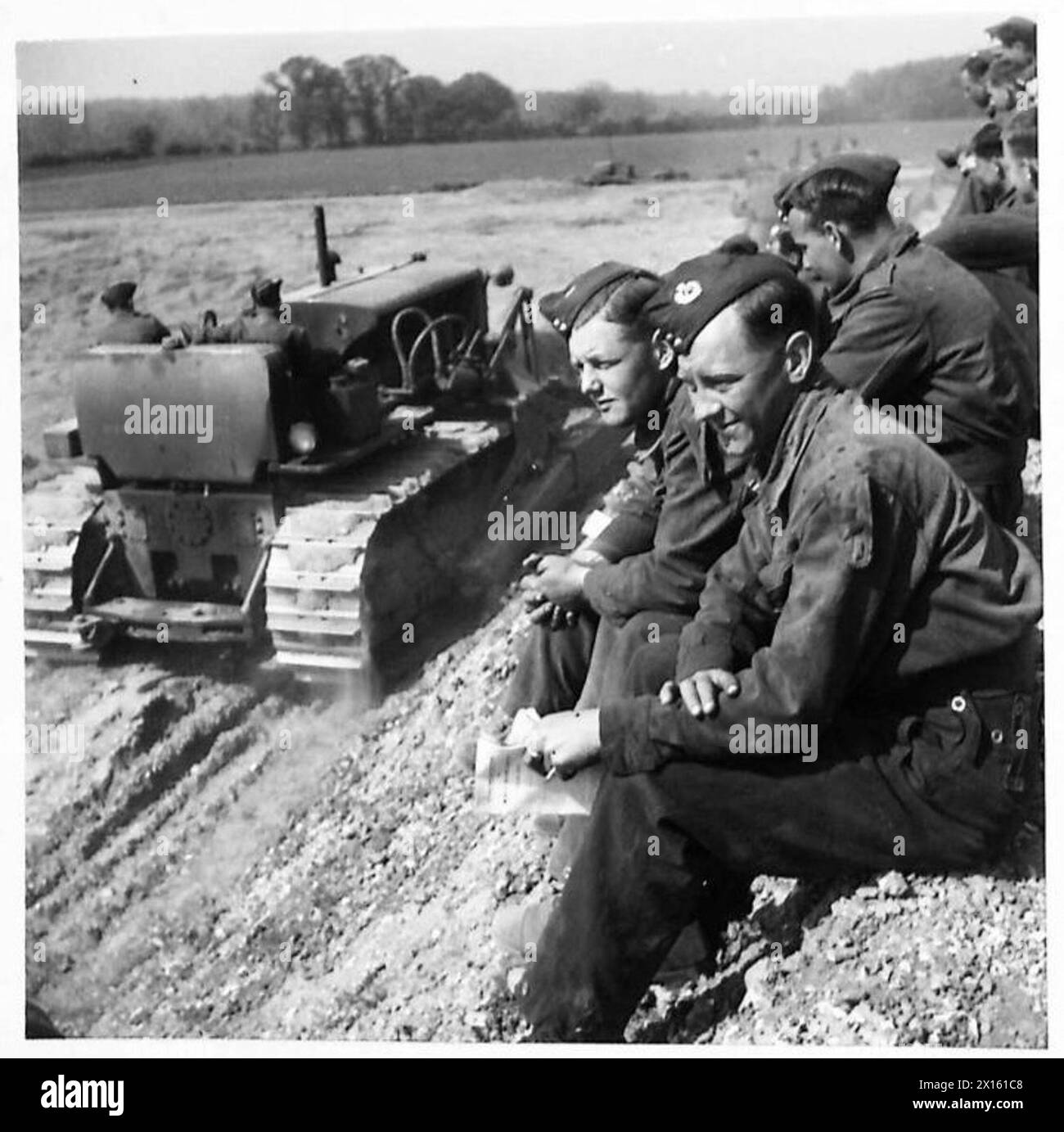 Gli uomini dei Royal Engineers attendono il loro turno per azionare i trattori durante l'addestramento presso la Army Motor Tractor School. Foto Stock