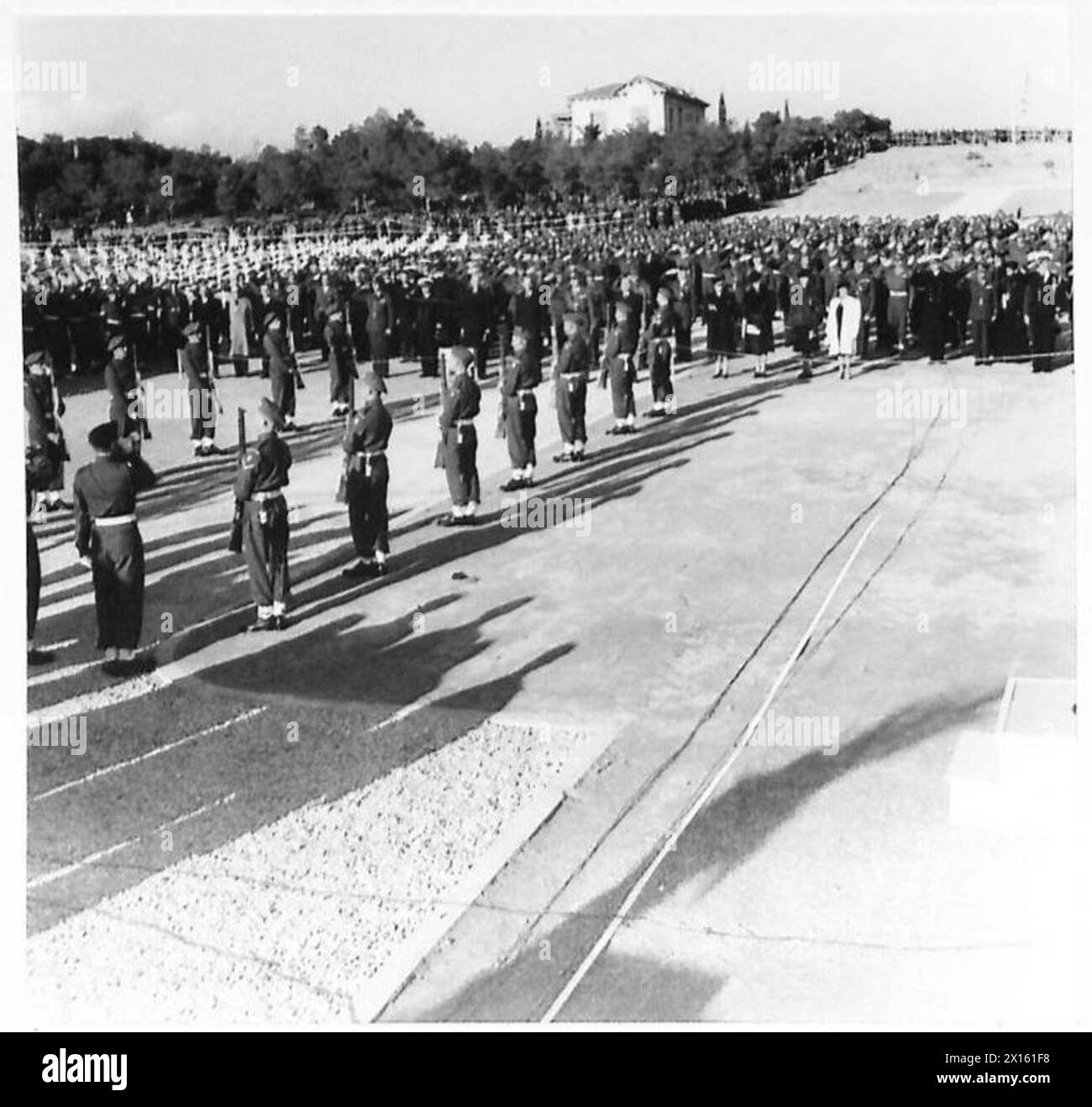 SERVIZIO HALLOWING PRESSO IL CIMITERO BRITANNICO di ATENE, GRECIA - fuoco partito stand 'presente' durante il servizio British Army Foto Stock