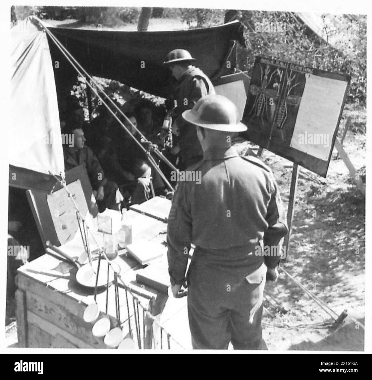 Il maggiore Carter tiene lezioni ai soldati della testa di ponte di Anzio sul comportamento delle zanzare nell'ambito dell'addestramento alla prevenzione della malaria. Foto Stock