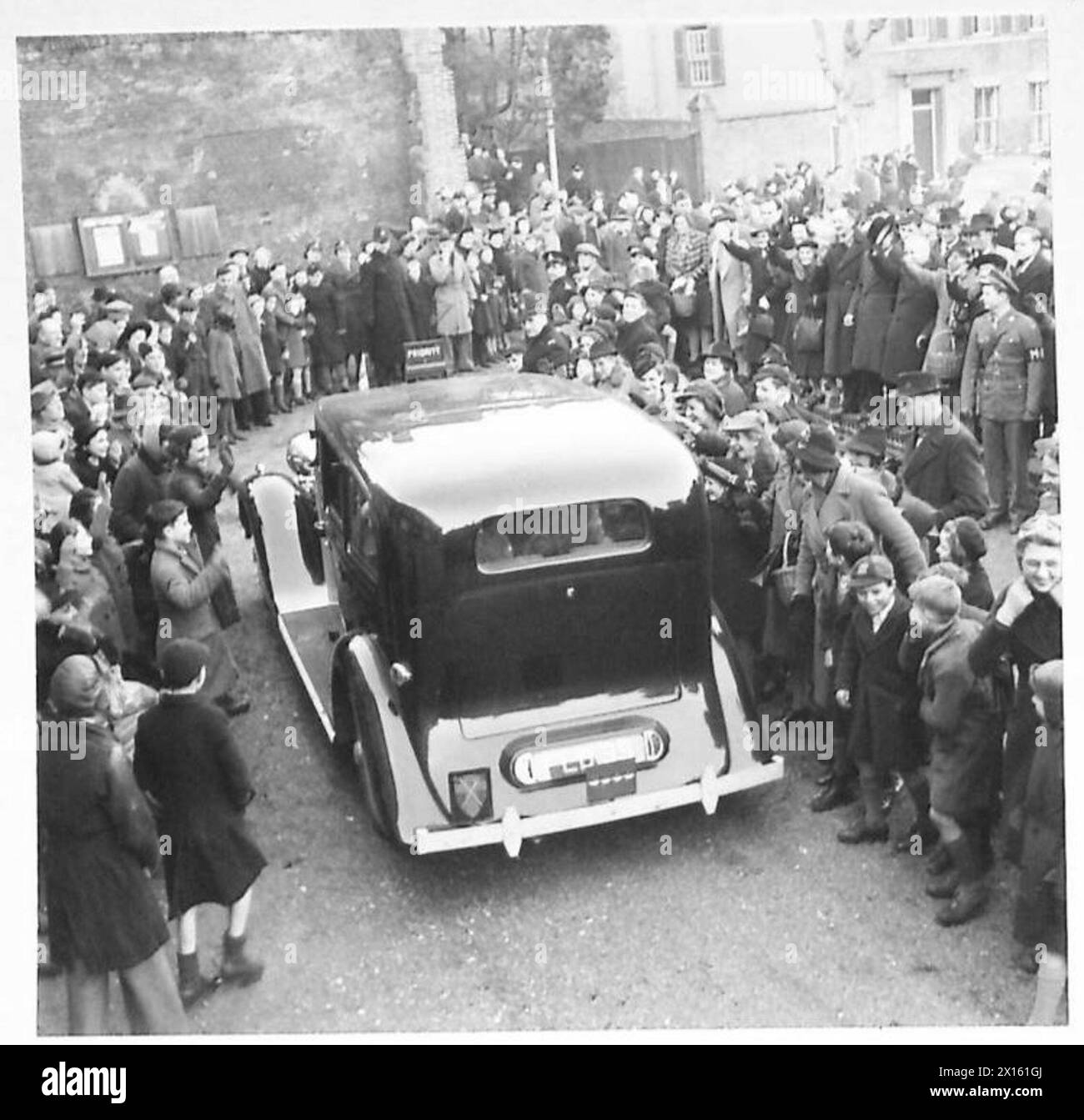 Il generale Montgomery viaggia in auto attraverso Bury St. Edmunds, accolto da folle di tifosi durante il suo tour del 21st Army Group. Foto Stock