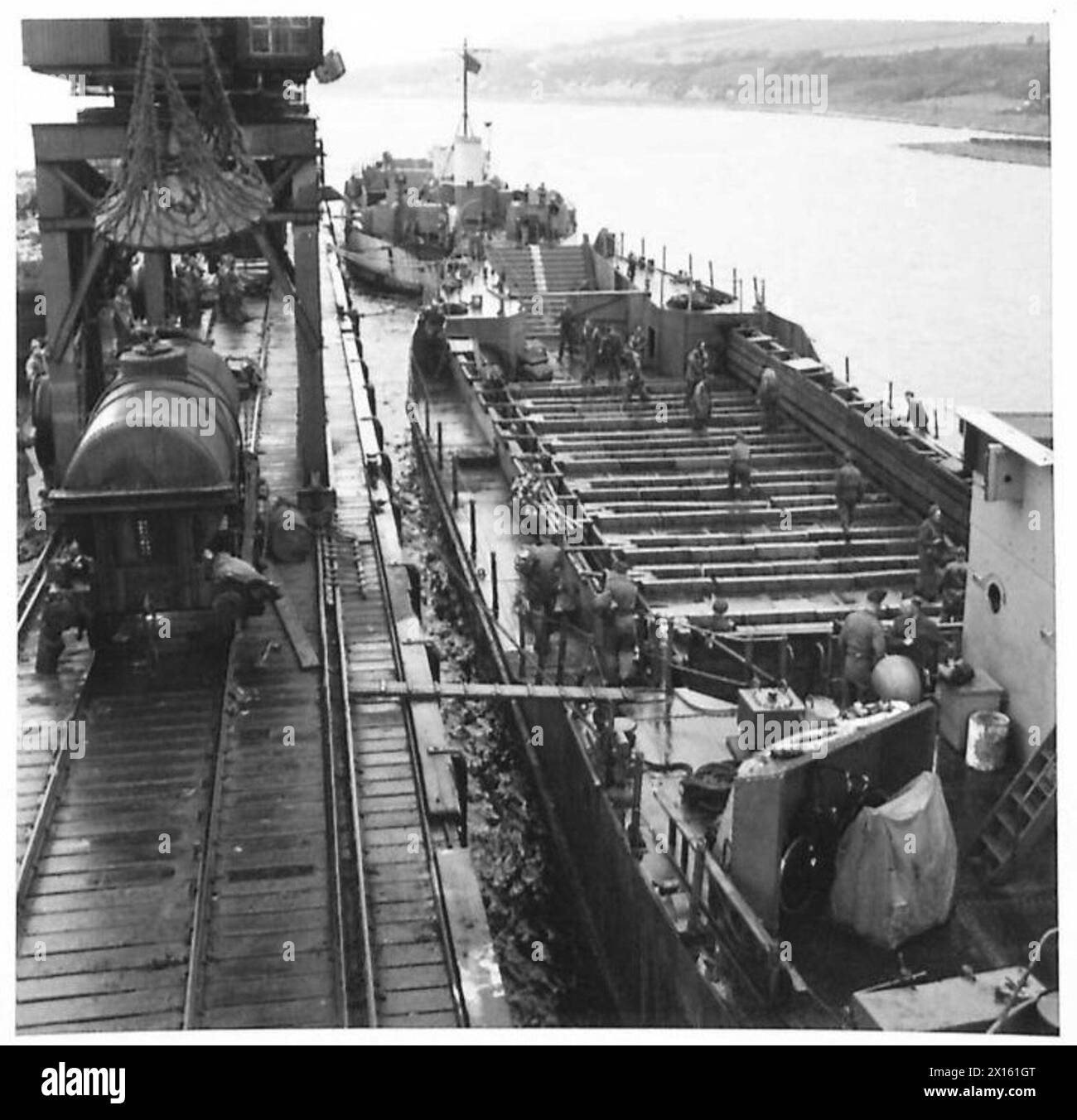 Un L.C.T. vuoto presso il molo è pronto a ricevere bombe piene di gas e ad alto esplosivo, con lati in legno e riparo a bulkhead che forniscono protezione alle truppe in mare, British Army. Foto Stock