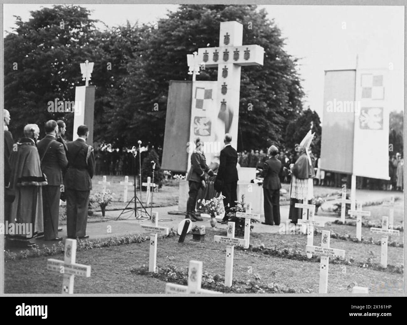 Il generale Władysław Sikorski e il presidente Władysław Raczkiewicz svelano il memoriale dell'aeronautica militare polacca al cimitero di Newark-on-Trent, il 15-17 luglio 1941, con l'Arcivescovo Józef Gawlina alla presenza. Foto Stock