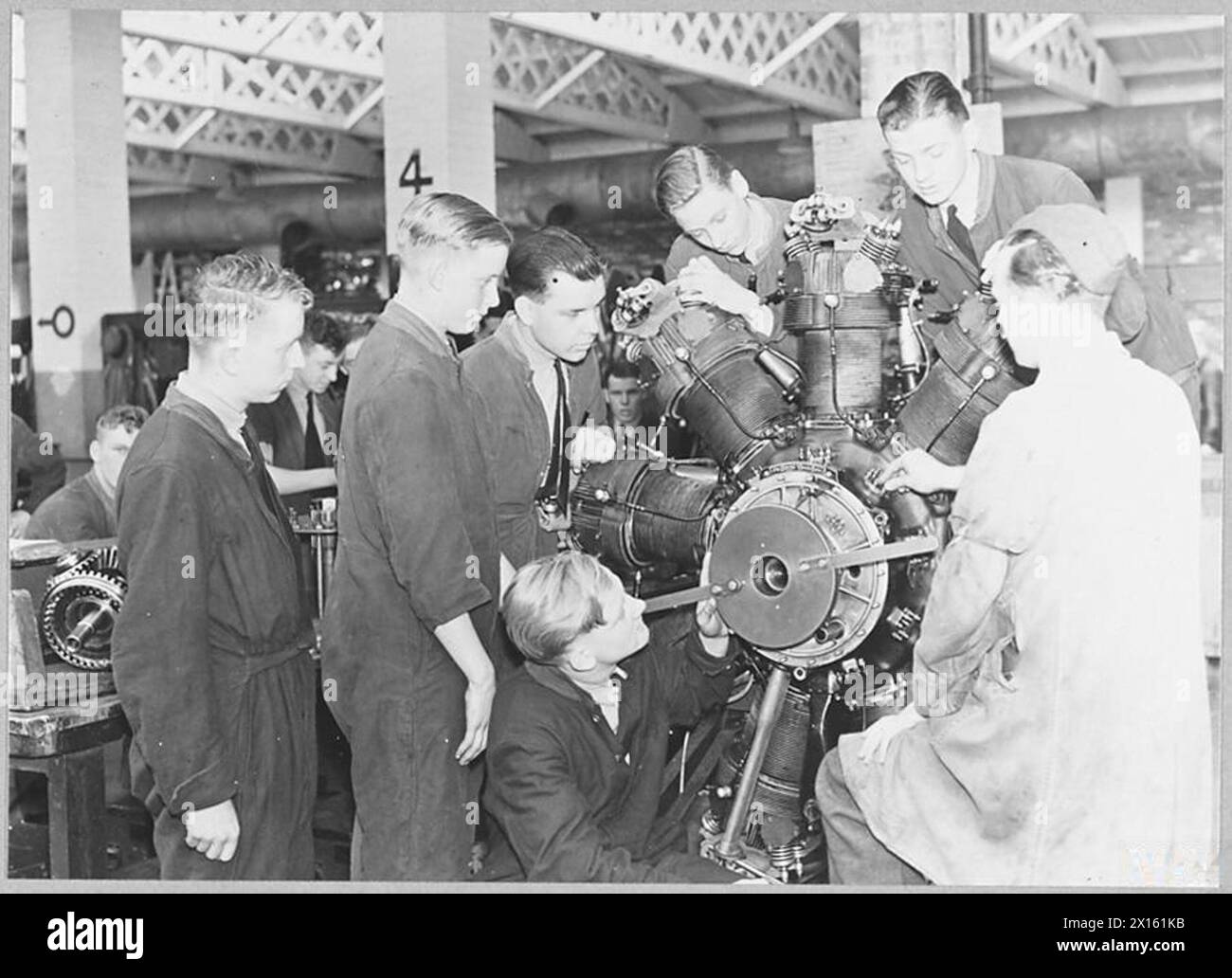 Gli apprendisti di aerei R.A.F. ricevono istruzioni da un istruttore sul funzionamento e la meccanica di un motore radiale. Foto Stock