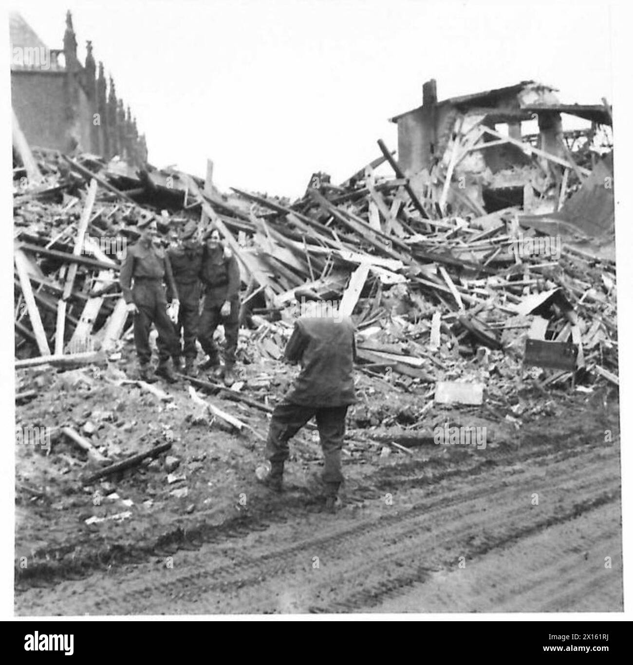 SCENE GENERALI ZONA DI GOCH - Uno scatto per mandare a casa in Scozia - gli uomini della Highland Division posano per una fotografia tra le macerie che era Goch. La telecamera era sopravvissuta a tutti i bombardamenti di questa città tedesca da entrambi i lati British Army, 21st Army Group Foto Stock