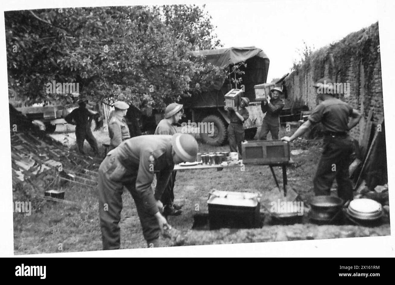 Le razioni sono scaricate presso l'unità cookhouse per sostenere i soldati dell'esercito britannico, 21st Army Group. Foto Stock