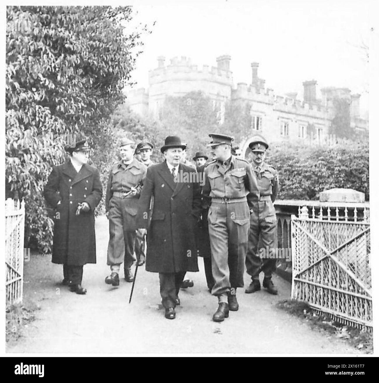 Il tenente generale N.M. Ritchie ispeziona le truppe di Terranova insieme agli ufficiali, con il partito che si muove verso il campo della parata. Foto Stock